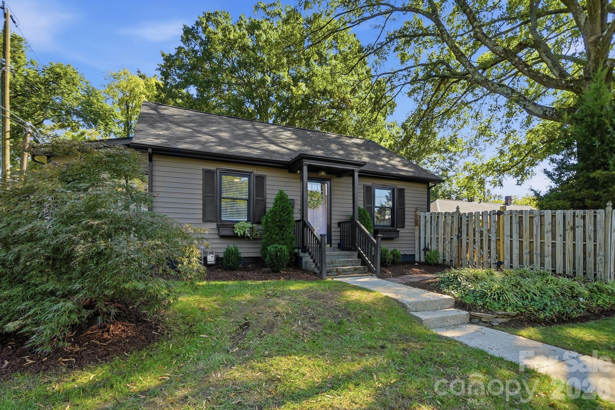 Single Family Residence at 1545 Wickford Place, Charlotte, photo 3 of 20
