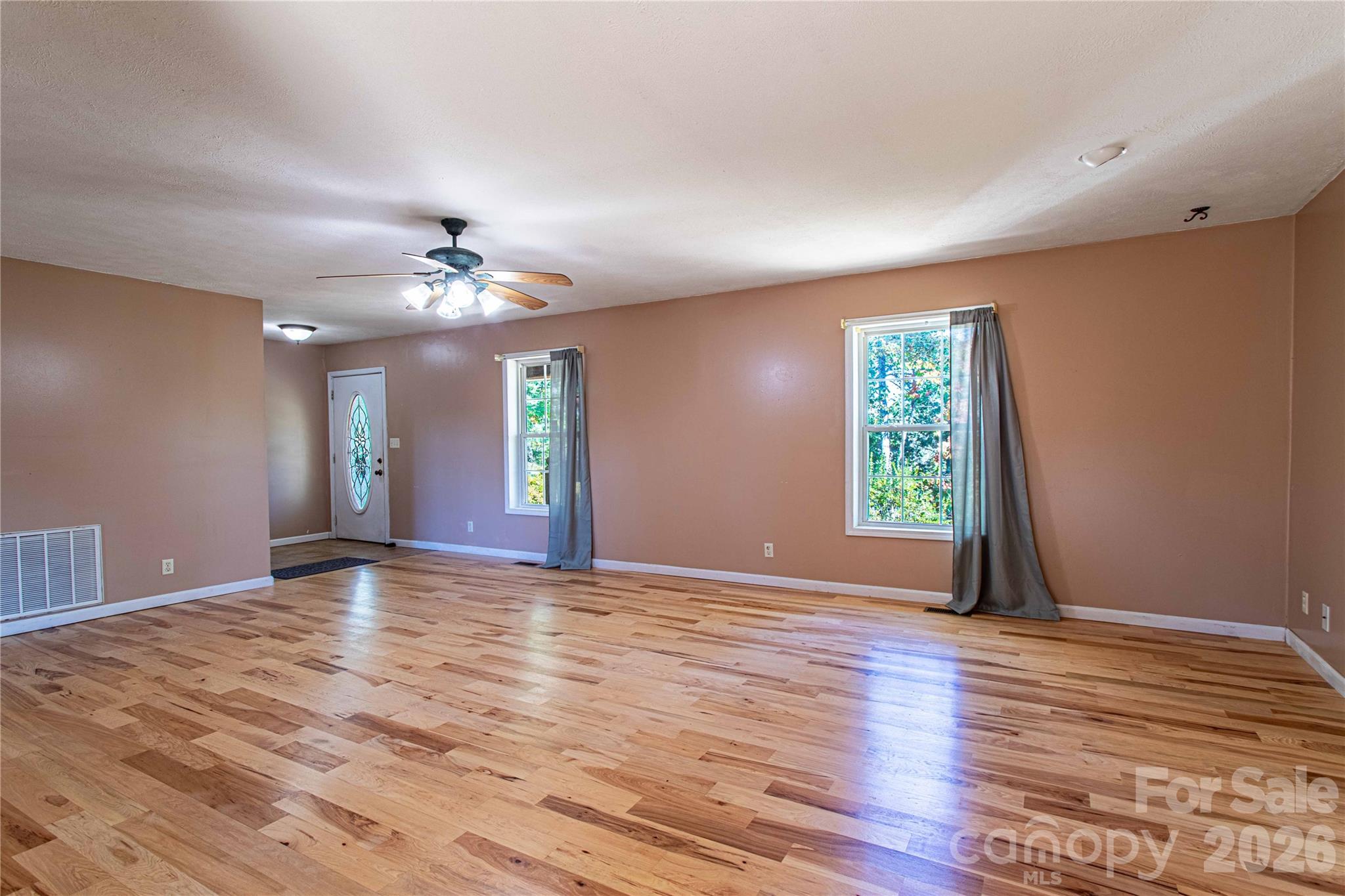 Single Family Residence at 3 Edna Oaks Road, Hendersonville, photo 4 of 43