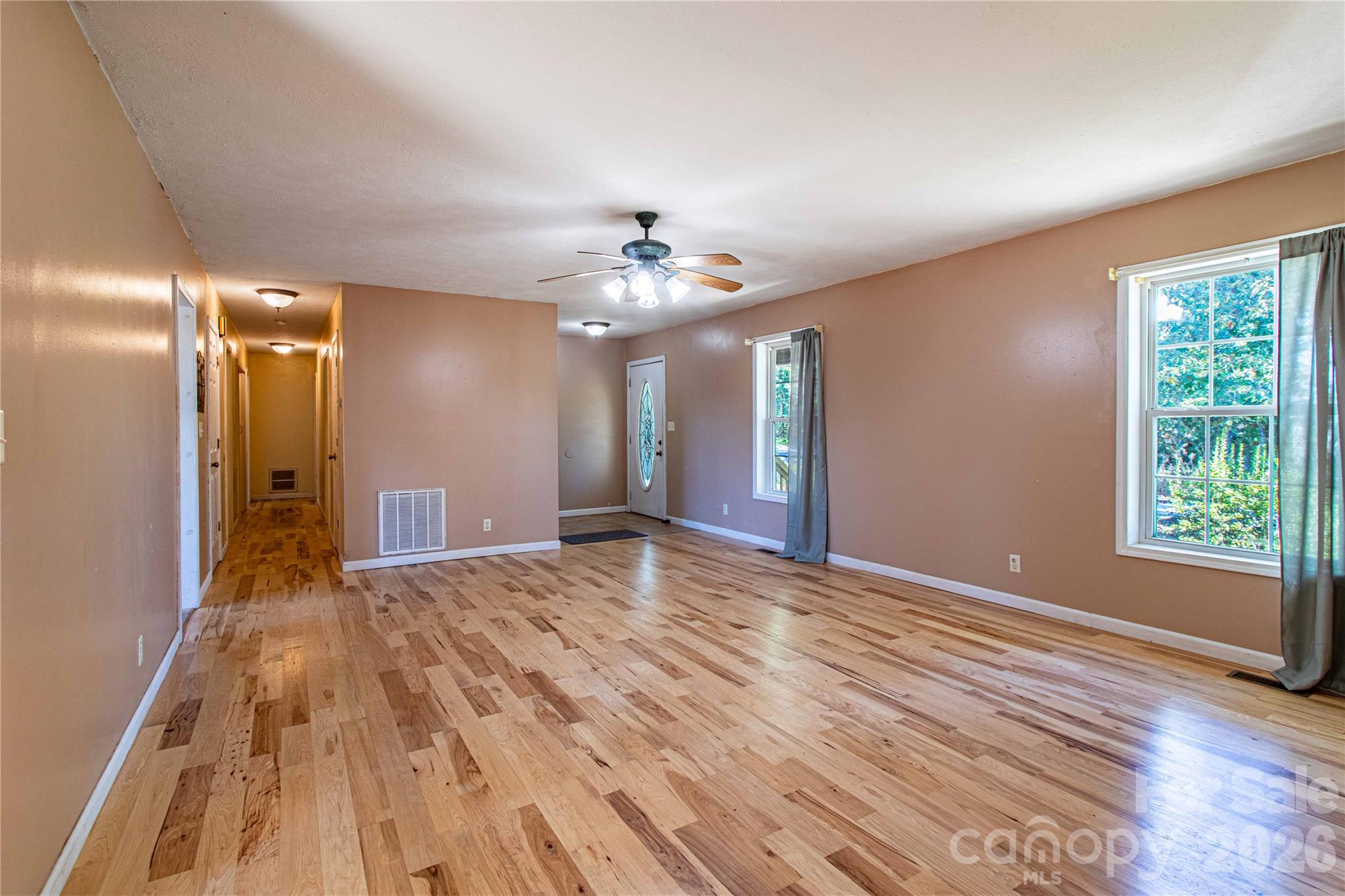 Single Family Residence at 3 Edna Oaks Road, Hendersonville, photo 5 of 43