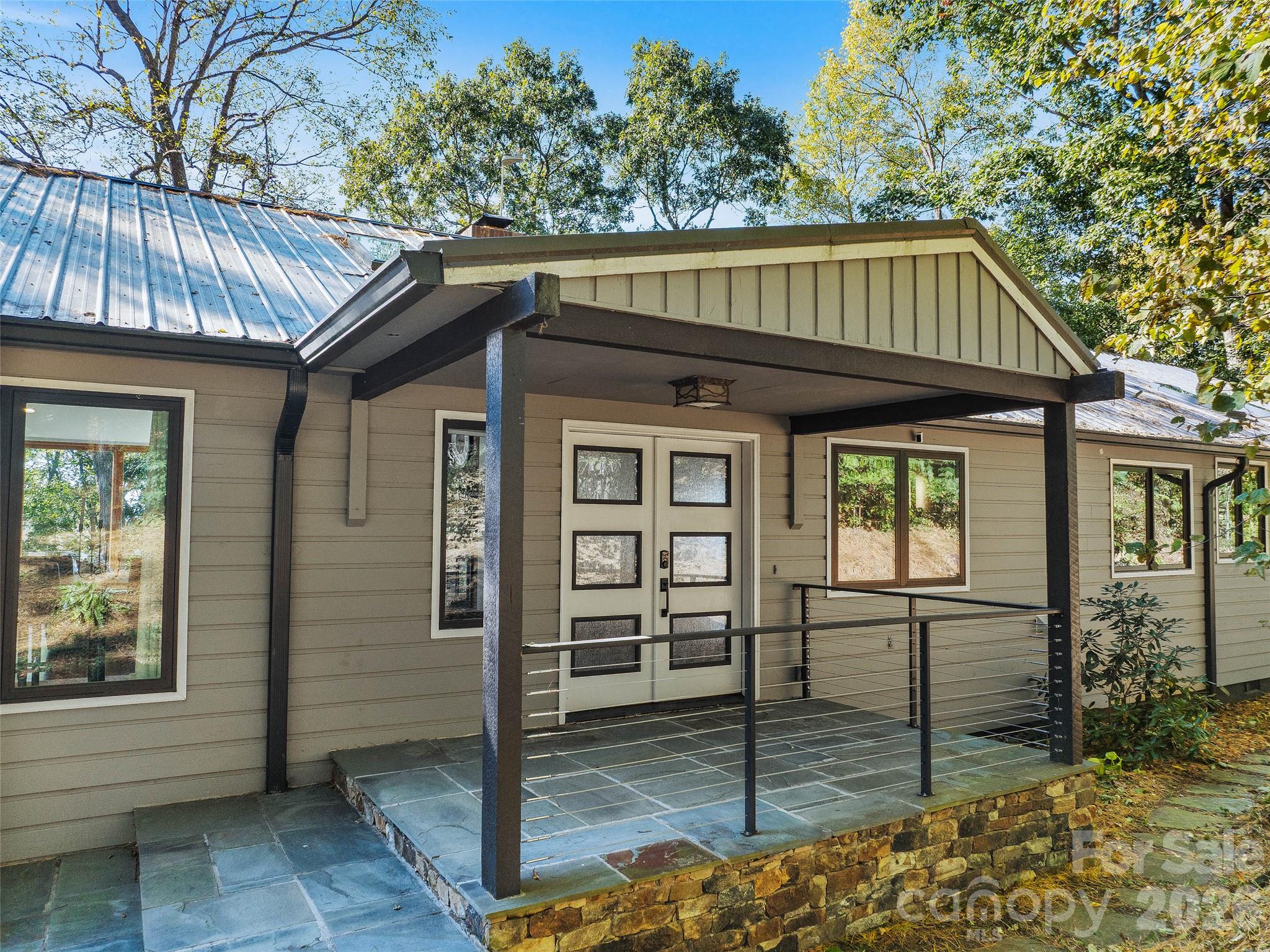 Welcoming and modern - 21 Peach Knob Drive, Asheville