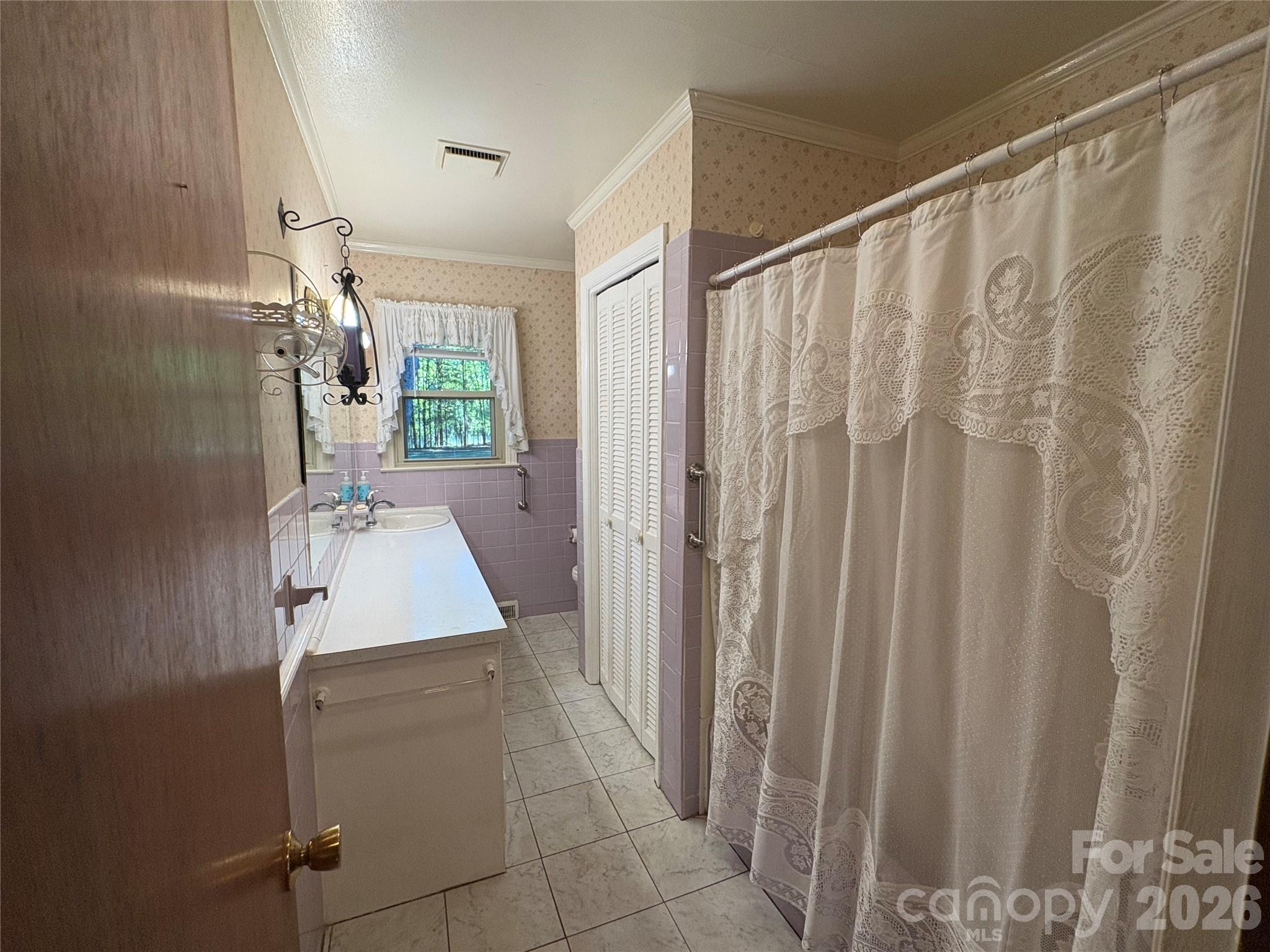 Main Bathroom looking in - 94 Tulip Avenue, Concord