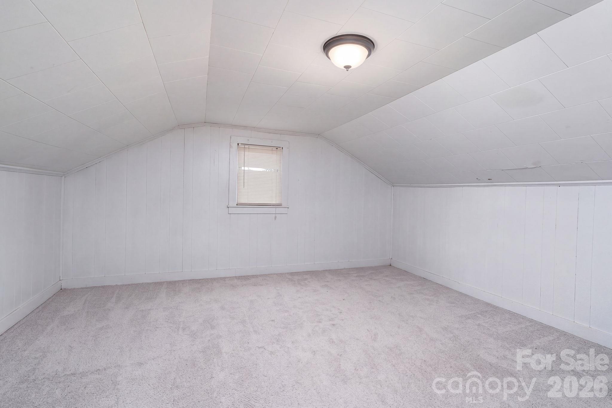 Viral staging attic - 407 3rd Avenue SE, Hickory