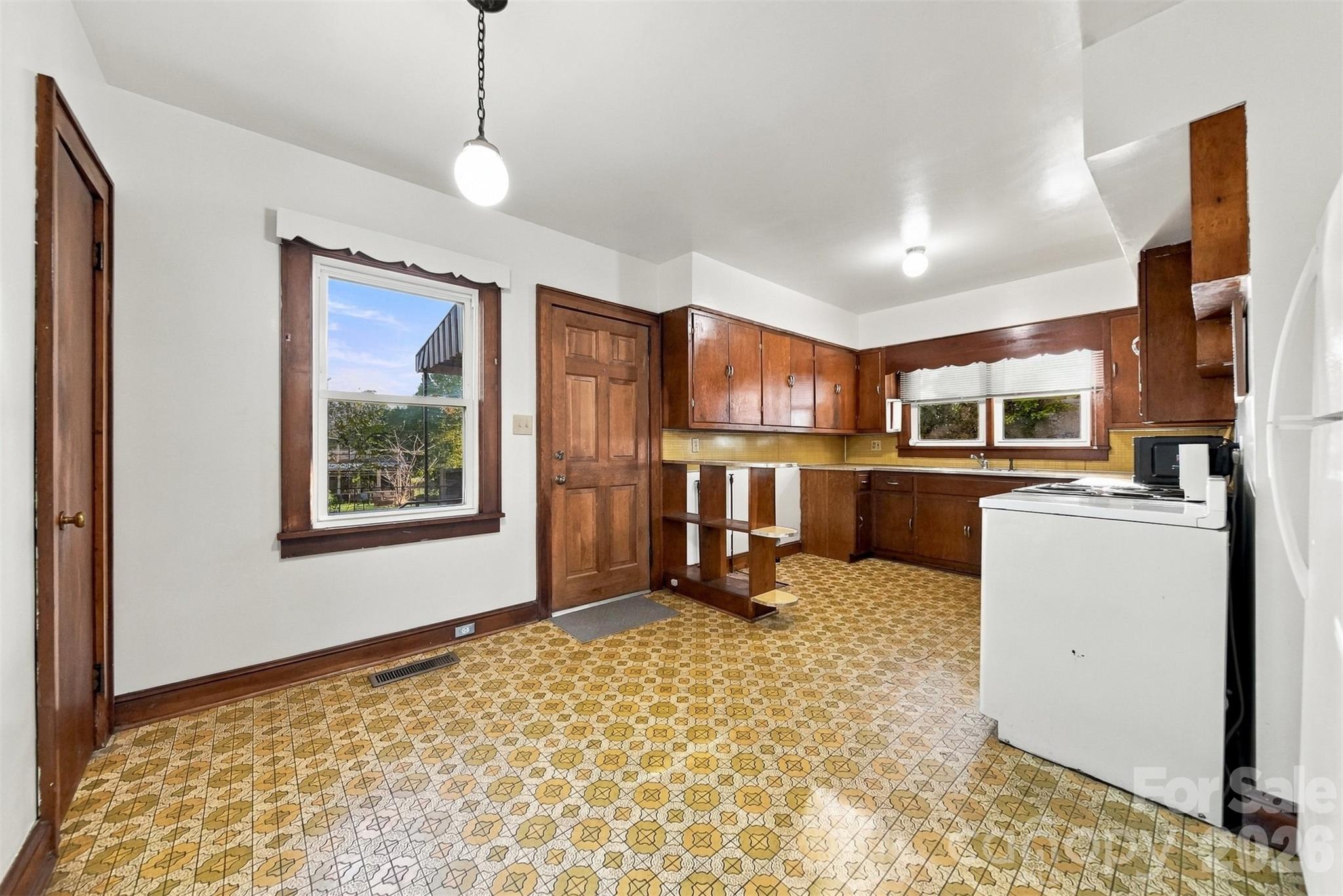 Eat-in kitchen with covered back porch & access to the back yard. - 203 W 21st Street, Newton