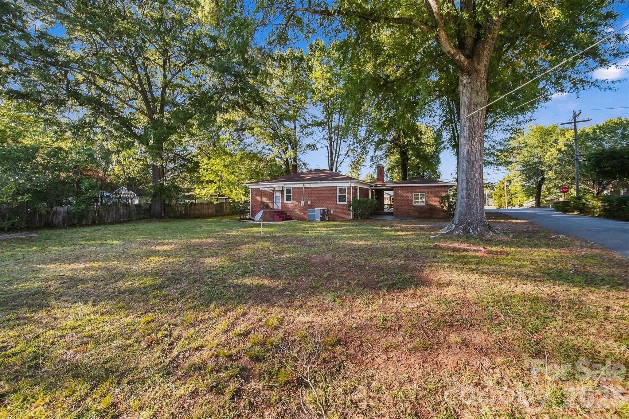 Spacious yard - 203 W 21st Street, Newton