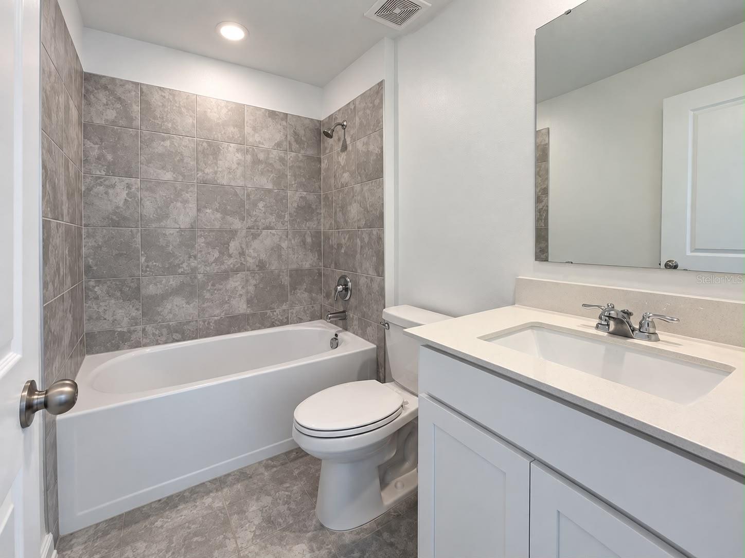 GUEST BATHROOM - 413 CEDAR KEY ST, DAVENPORT