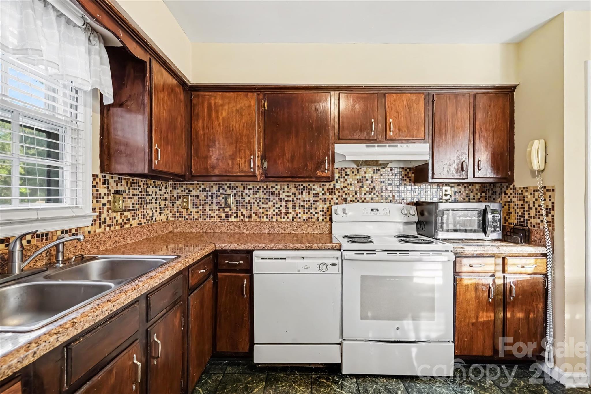 Single Family Residence at 4701 Farm Pond Lane, Charlotte, photo 6 of 23