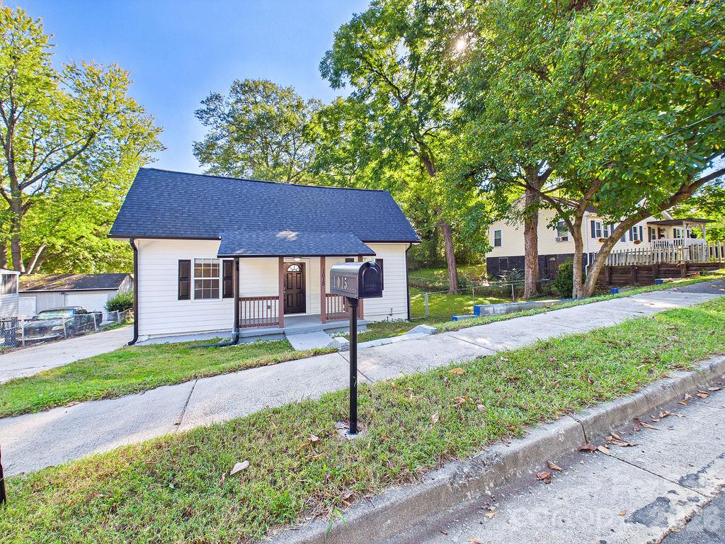 Single Family Residence at 1015 4th Avenue, Gastonia, photo 3 of 39