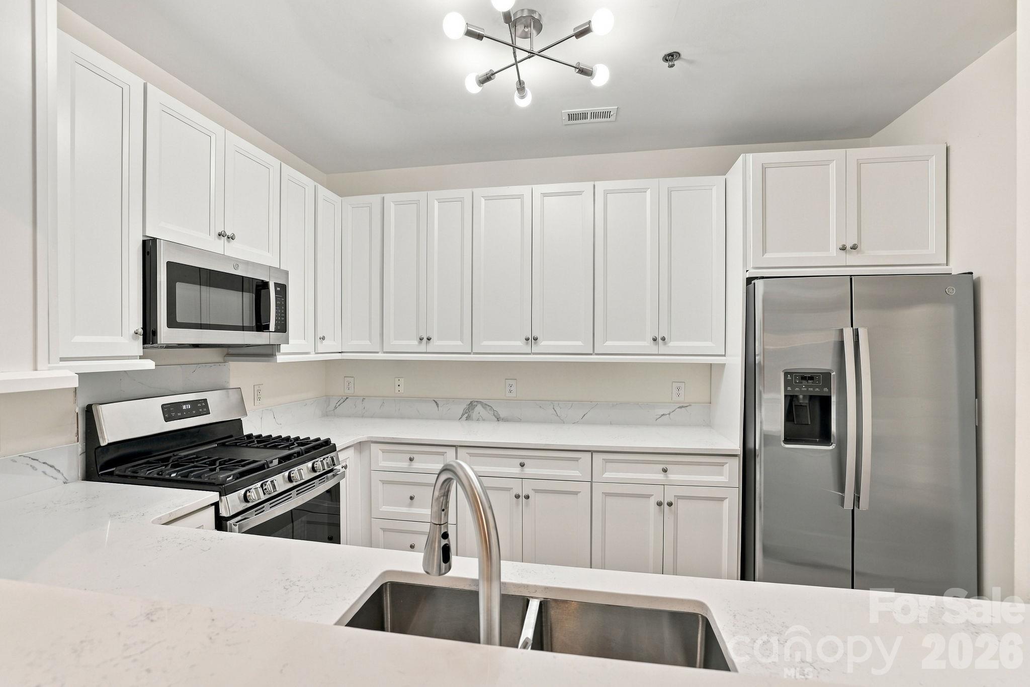 Condominium at 5601 Fairview Road, Charlotte, photo 7 of 26