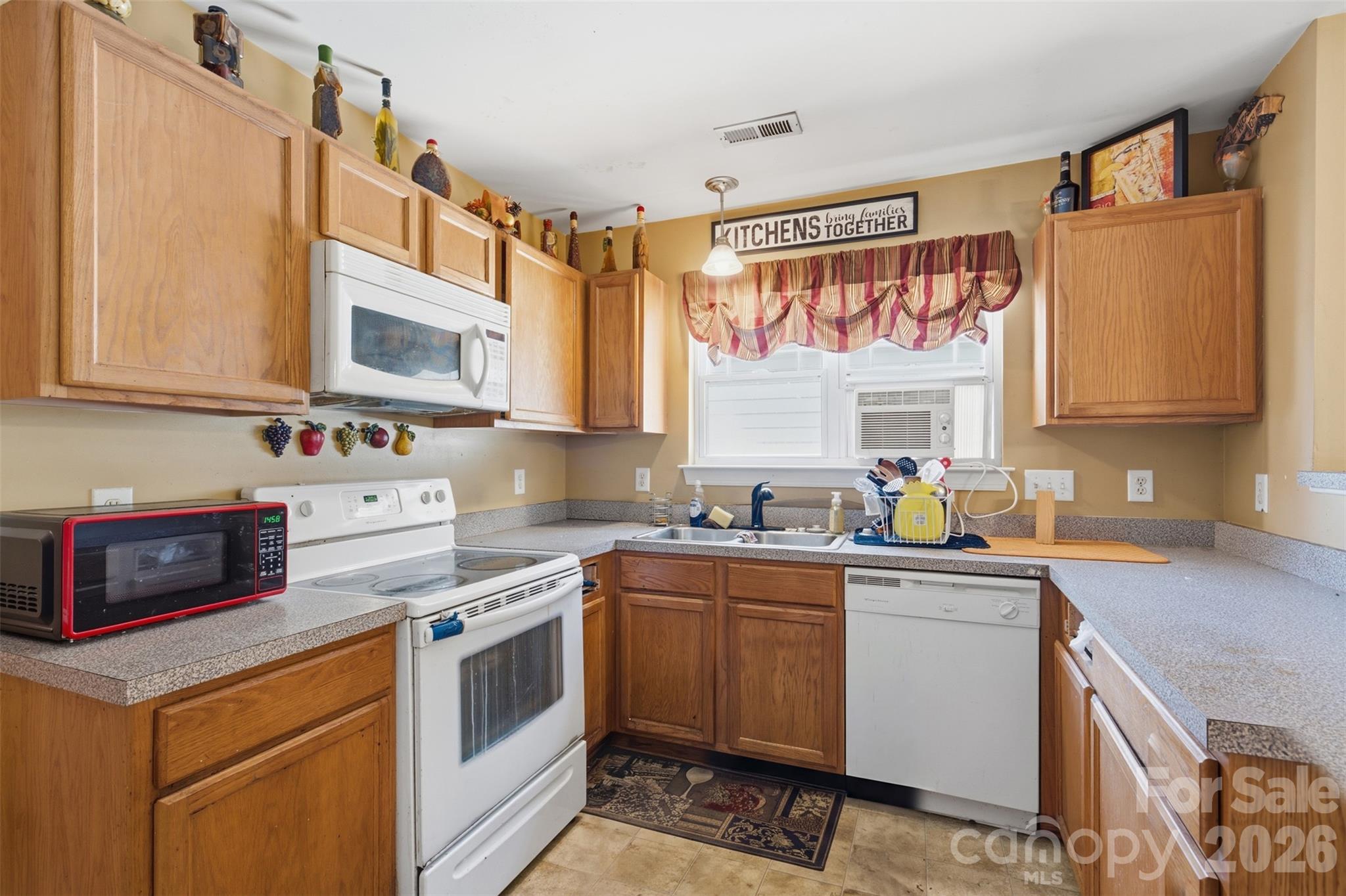 Single Family Residence at 160 Tarrington Drive, Statesville, photo 10 of 29