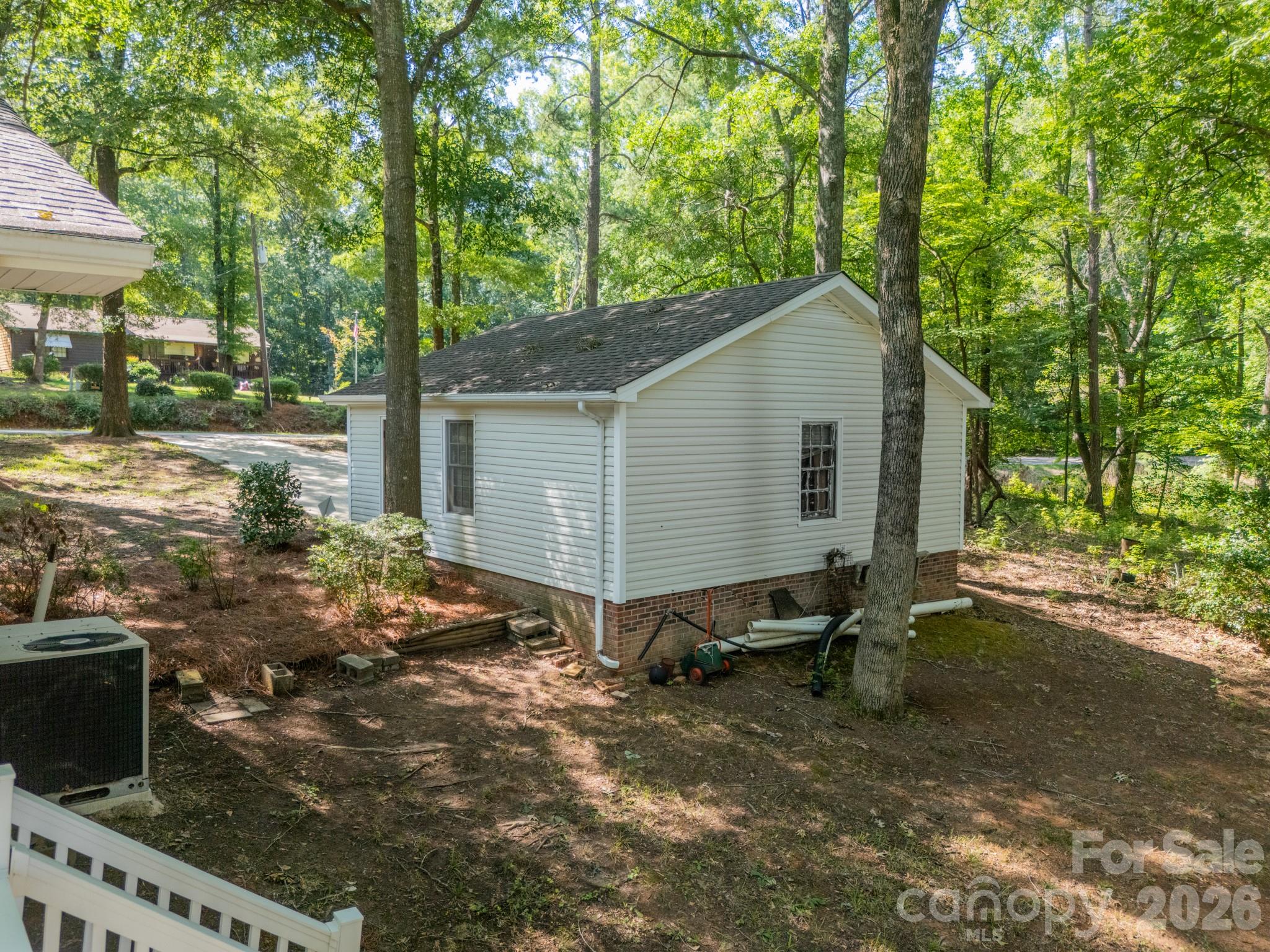Single Family Residence at 1077 E Shore Drive, Lancaster, photo 16 of 48