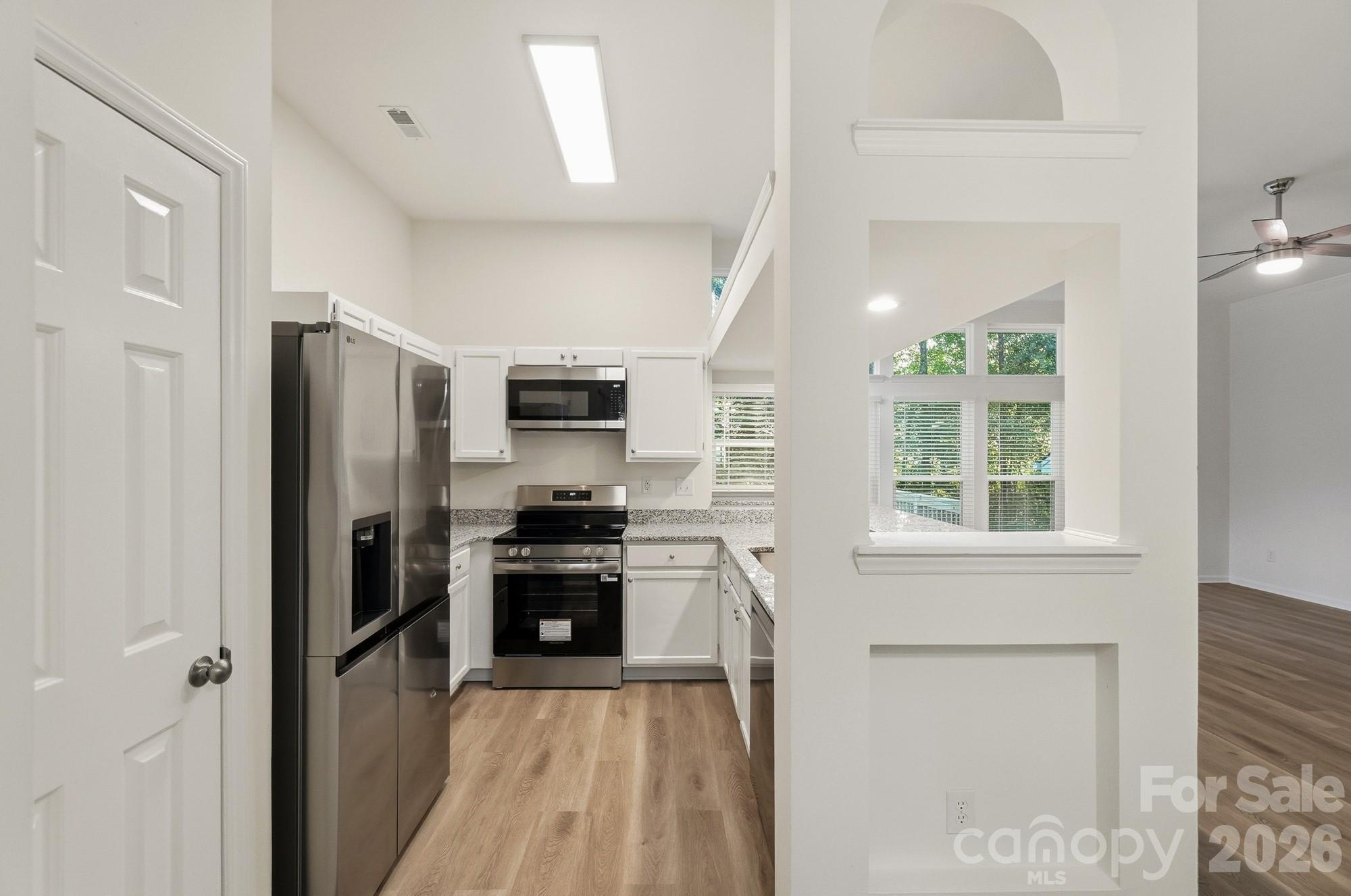 Single Family Residence at 6044 Acadian Woods Drive, Charlotte, photo 11 of 35