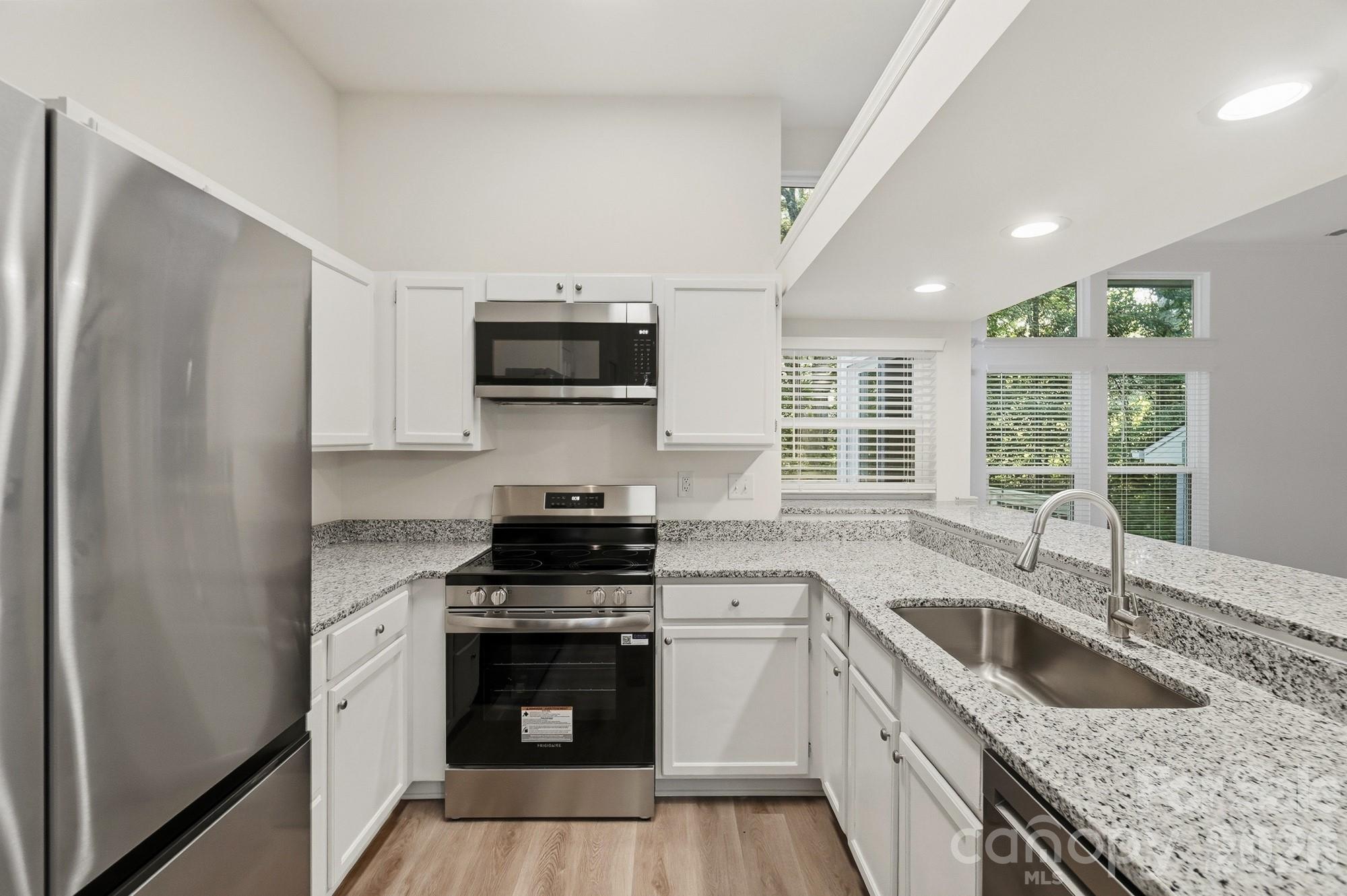 Single Family Residence at 6044 Acadian Woods Drive, Charlotte, photo 12 of 35
