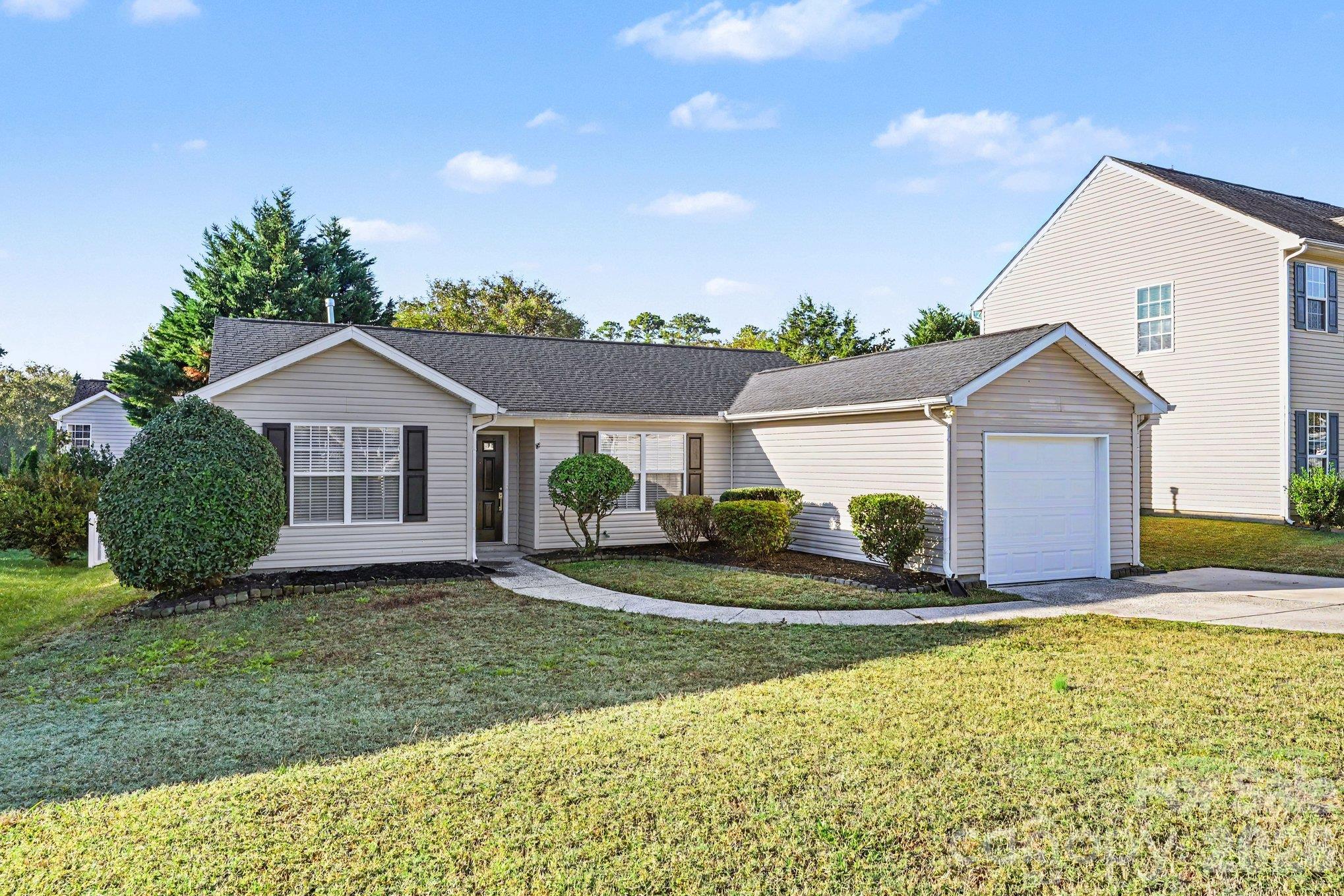 Single Family Residence at 10133 Illoria Drive, Charlotte, photo 2 of 19