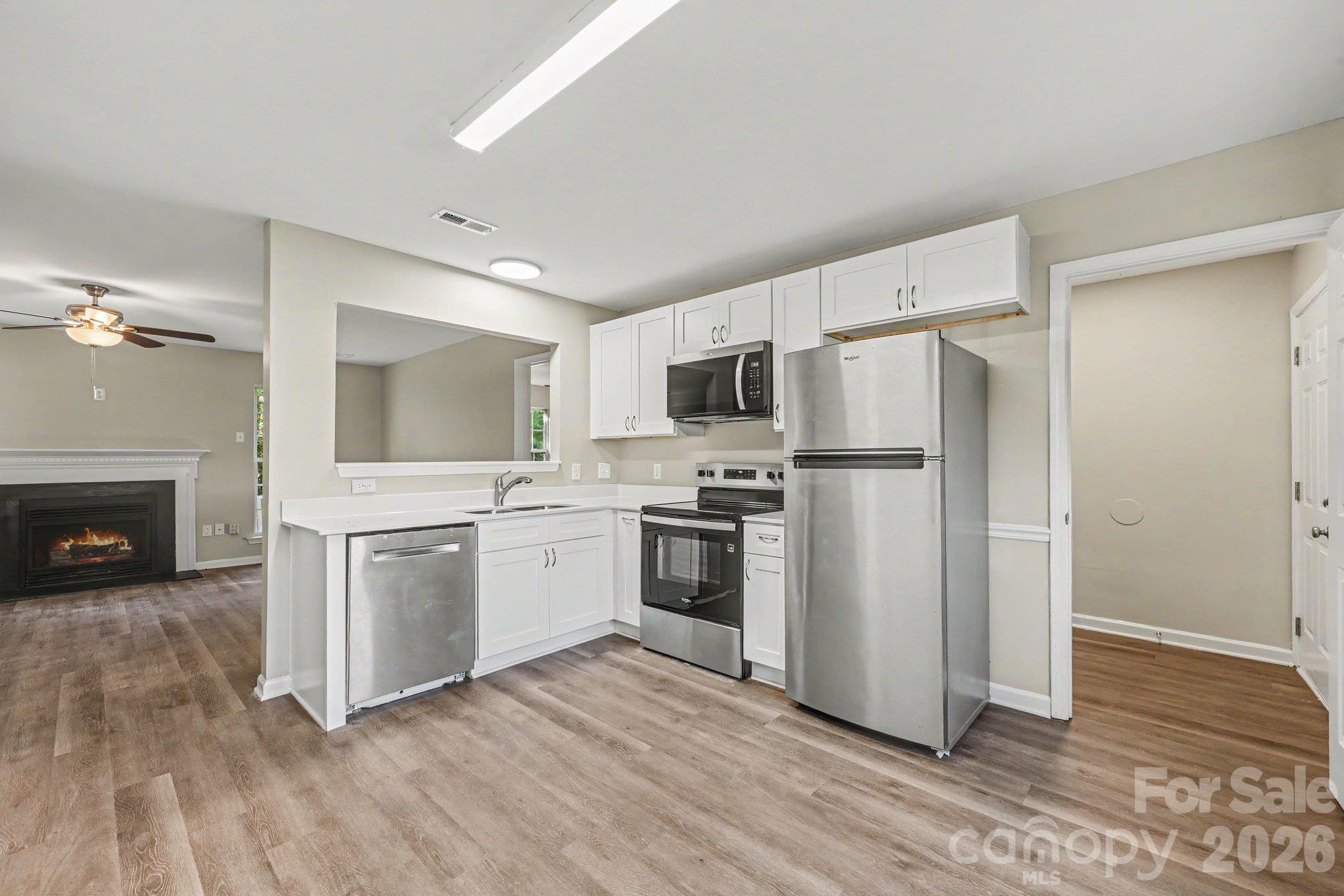 Single Family Residence at 10133 Illoria Drive, Charlotte, photo 7 of 19