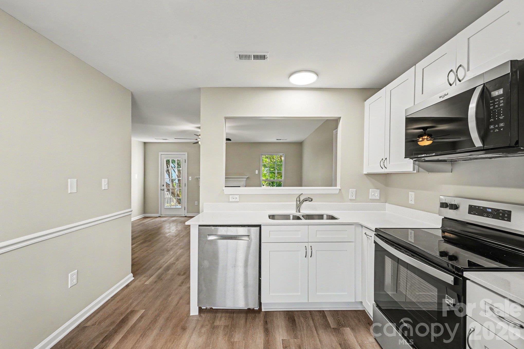 Single Family Residence at 10133 Illoria Drive, Charlotte, photo 8 of 19