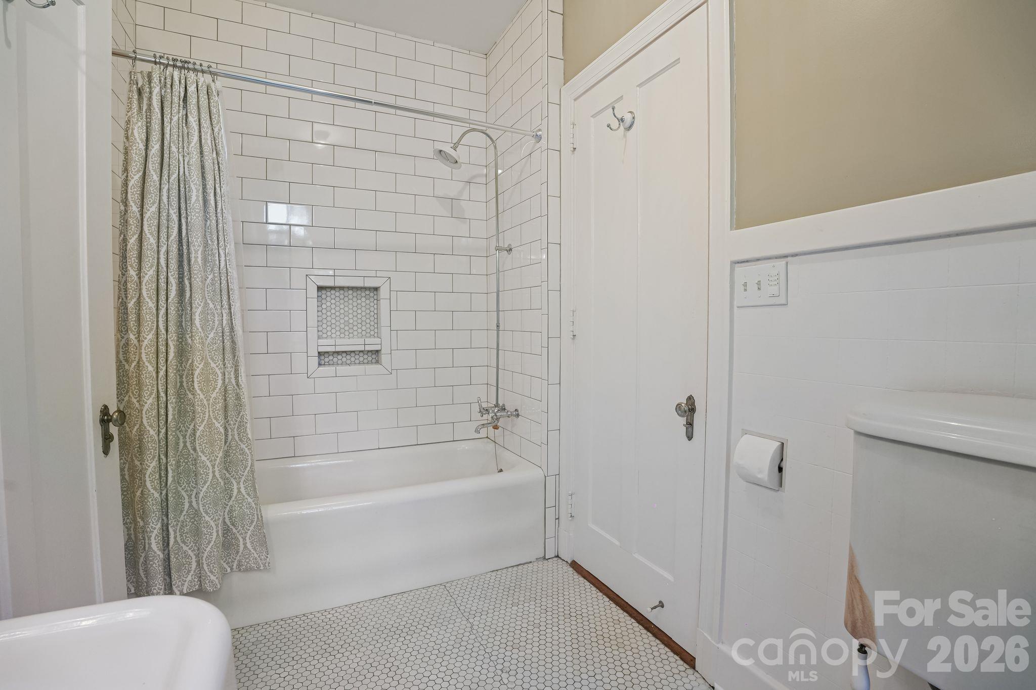 Single Family Residence at 1220 N Piedmont Avenue, Kings Mountain, photo 19 of 48