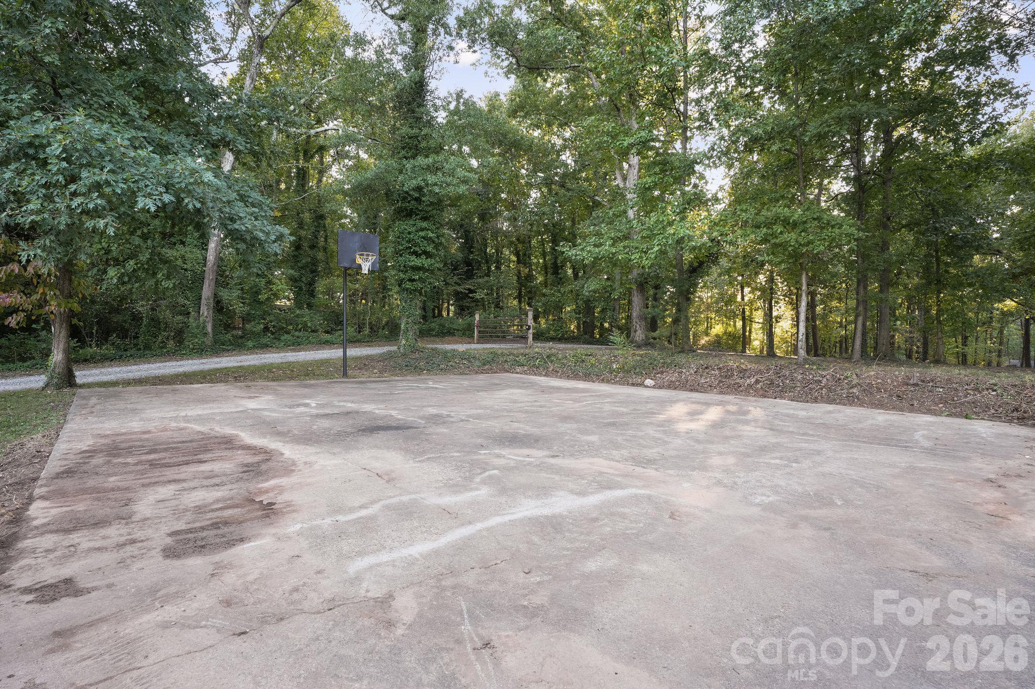 Basketball court - 1220 N Piedmont Avenue, Kings Mountain