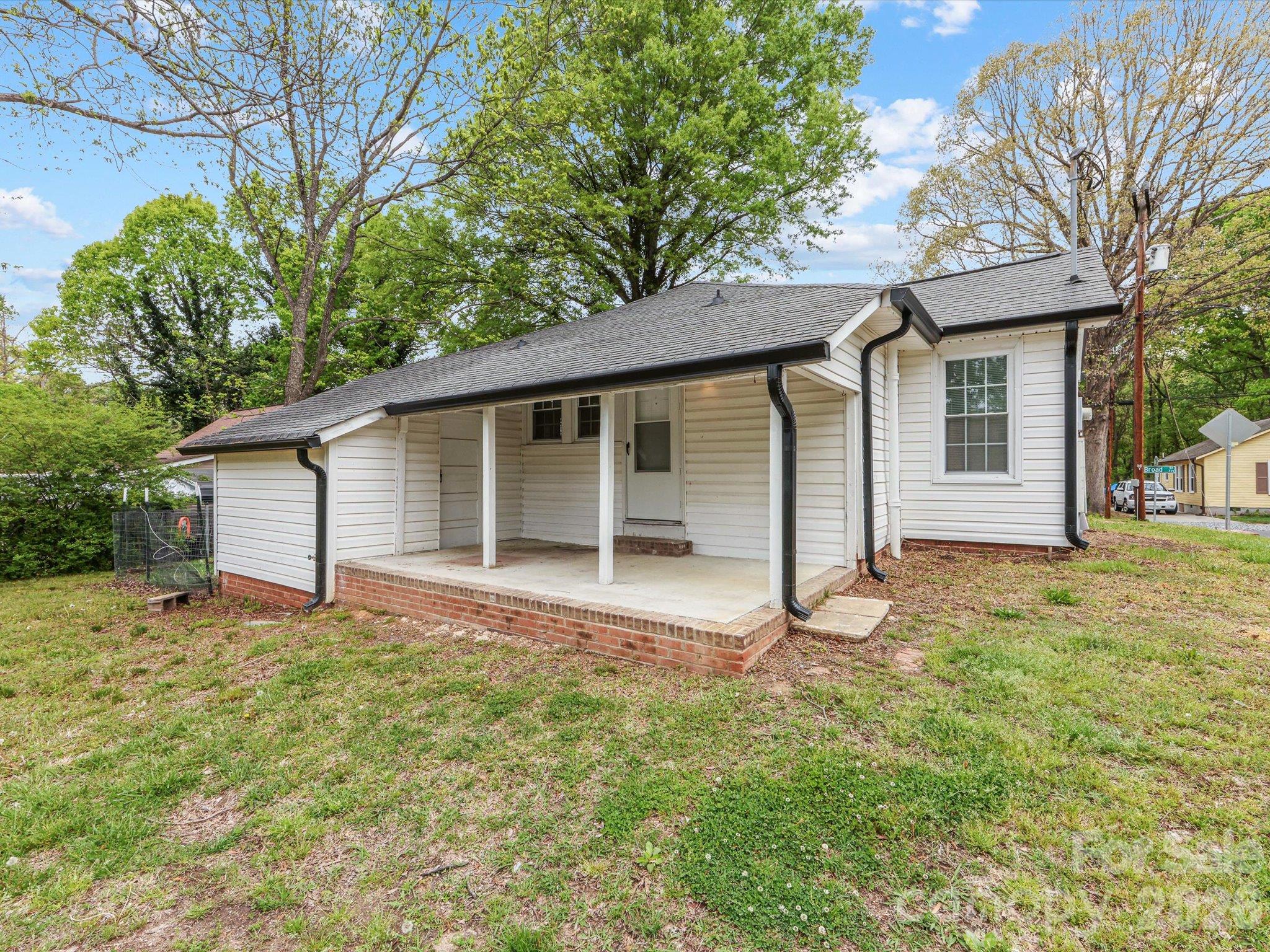 Single Family Residence at 721 Broad Street, Kannapolis, photo 3 of 31