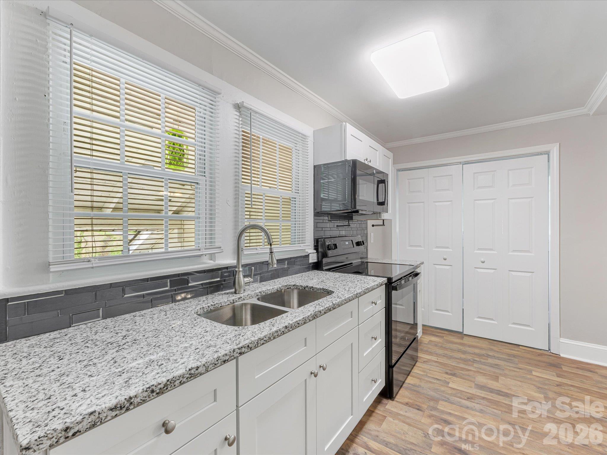 Kitchen w/ granite countertops - 721 Broad Street, Kannapolis