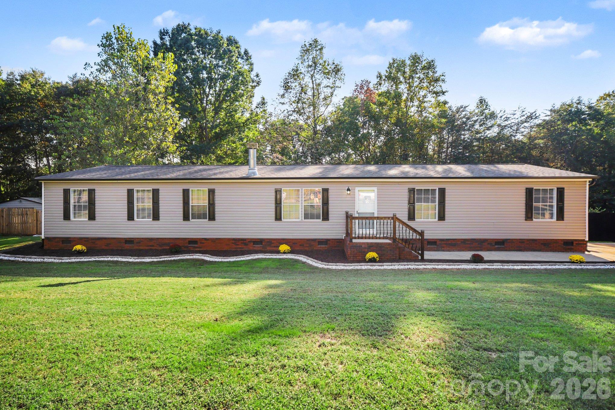 Single Family Residence at 125 Heartwood Lane, Statesville, photo 2 of 27