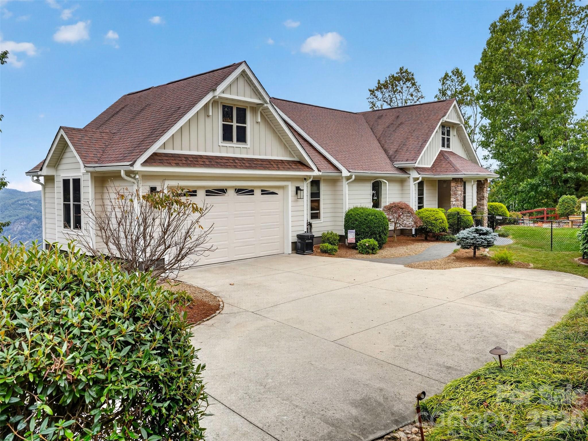 Single Family Residence at 57 Mountainaire Court, Hendersonville, photo 4 of 48