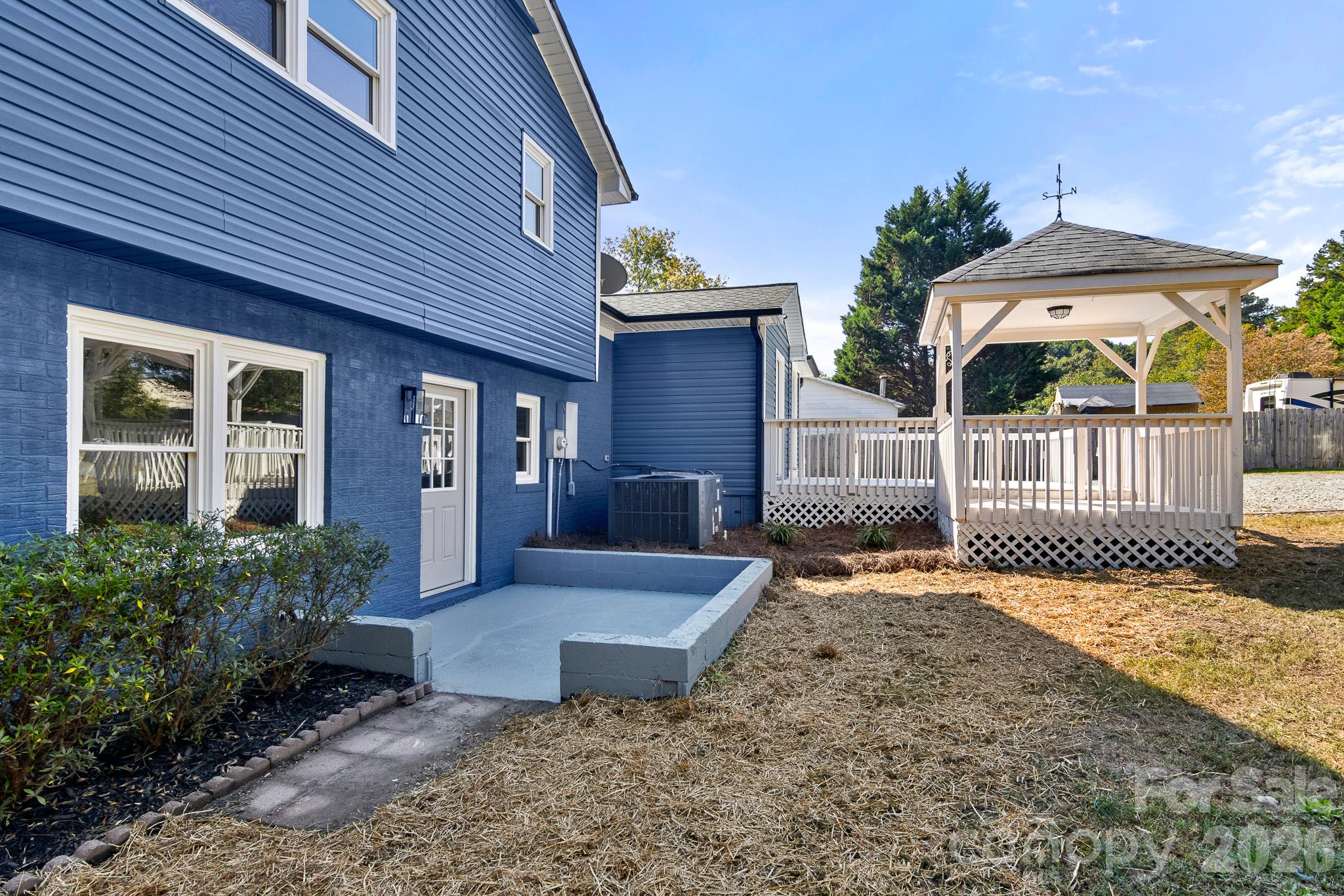 Single Family Residence at 309 Catawba Circle N, Matthews, photo 46 of 48