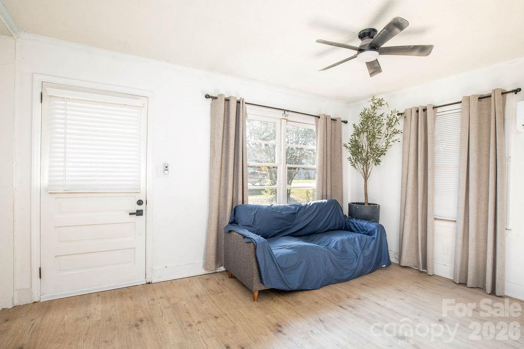 Den - 14903 Beatties Ford Road, Huntersville