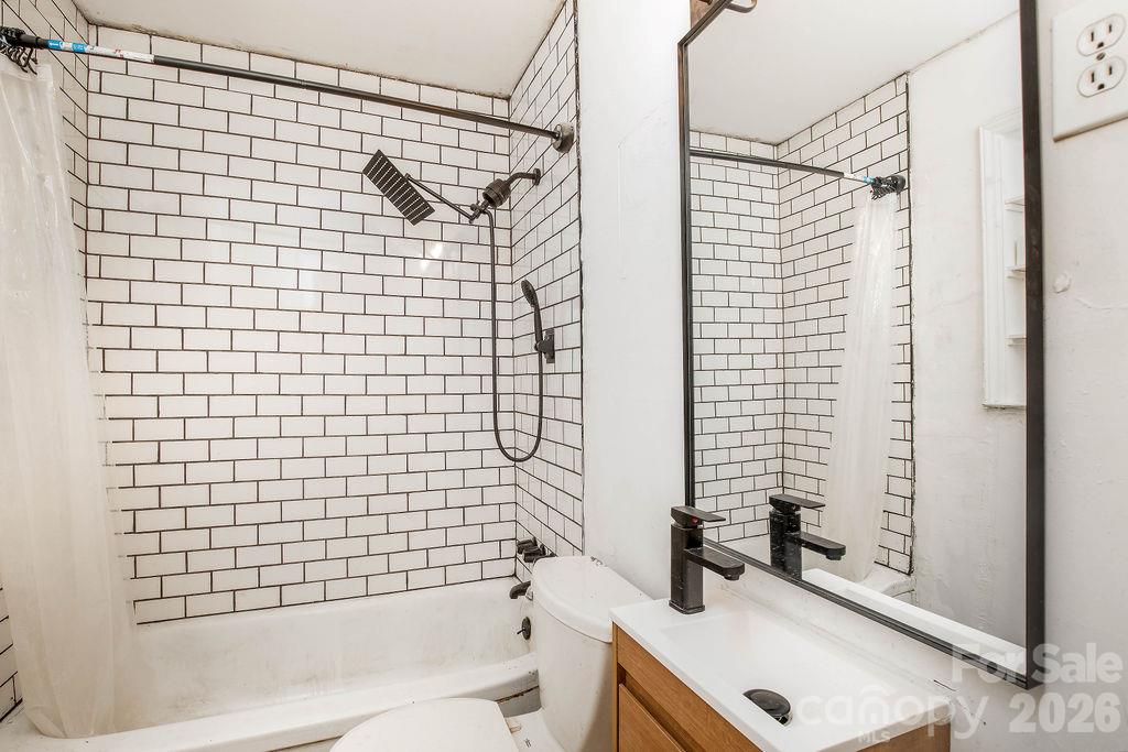 Full bath - 14903 Beatties Ford Road, Huntersville