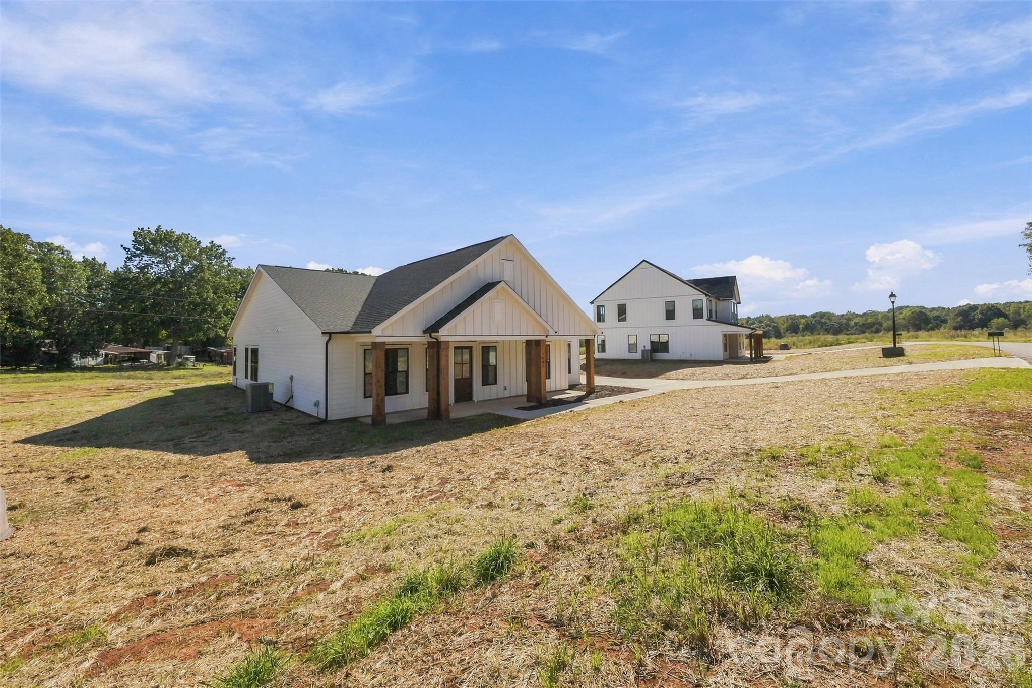 Single Family Residence at 1507 Lingerfelt Farm Drive, Bessemer City, photo 4 of 39