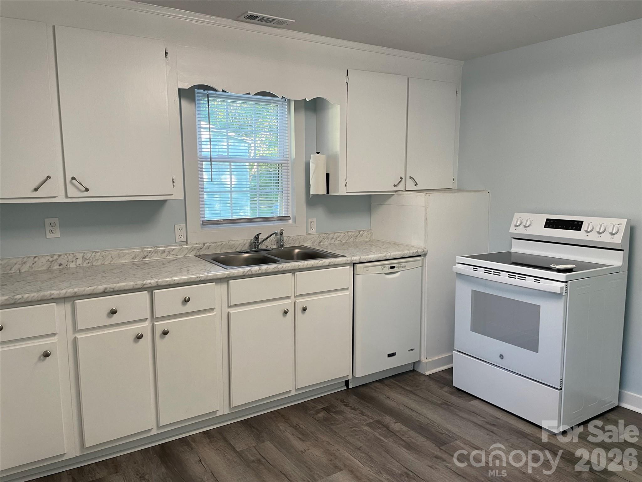 Single Family Residence at 712 Bridges Drive, Kings Mountain, photo 5 of 16