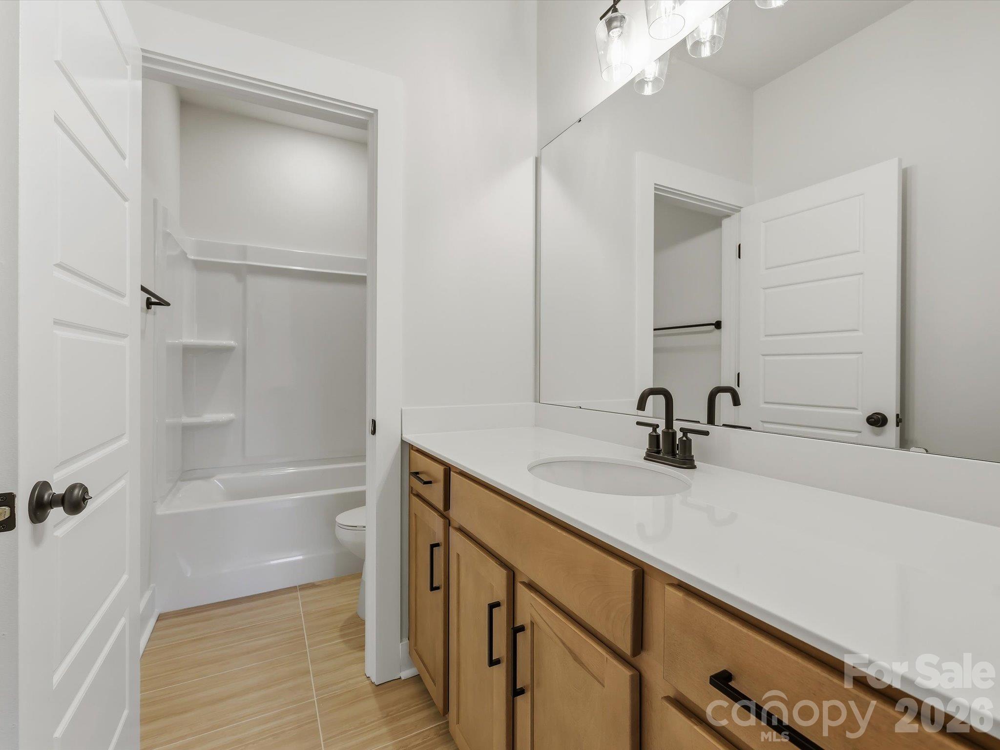 Upstairs Hall Bathroom - 325 Portree Street, Rock Hill