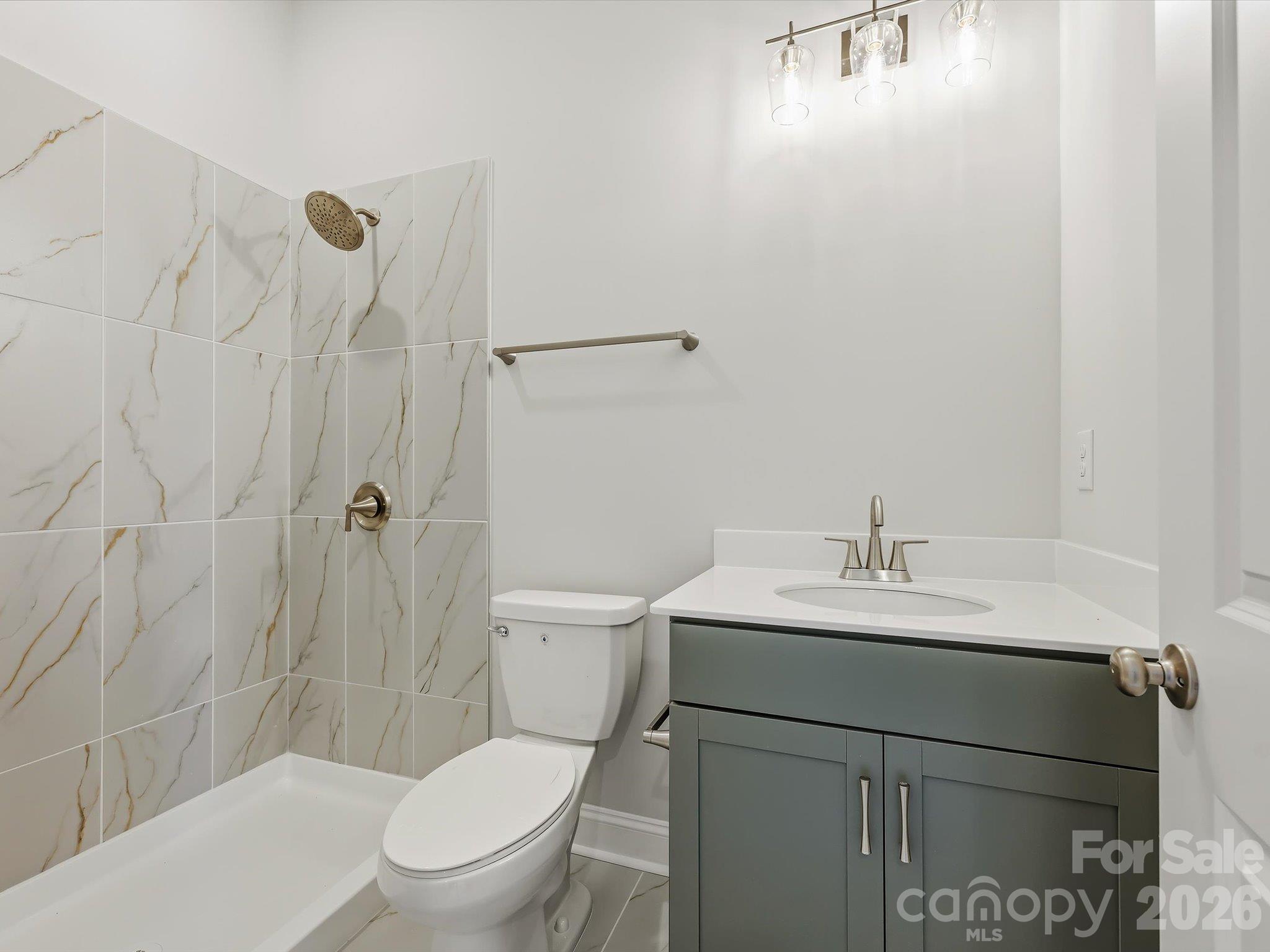 Guest en suite bath - 344 Portree Street, Rock Hill