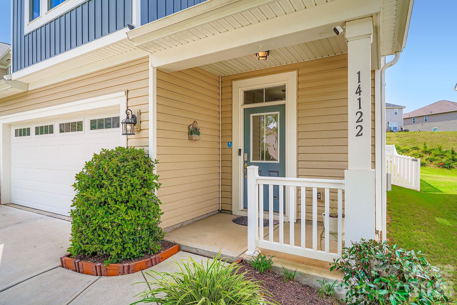 Single Family Residence at 14122 Ridgewater Way, Charlotte, photo 4 of 29