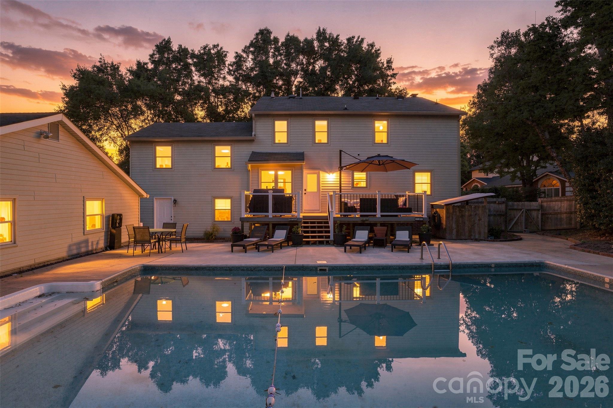 Single Family Residence at 4206 Foxmoor Drive, Charlotte, photo 9 of 48
