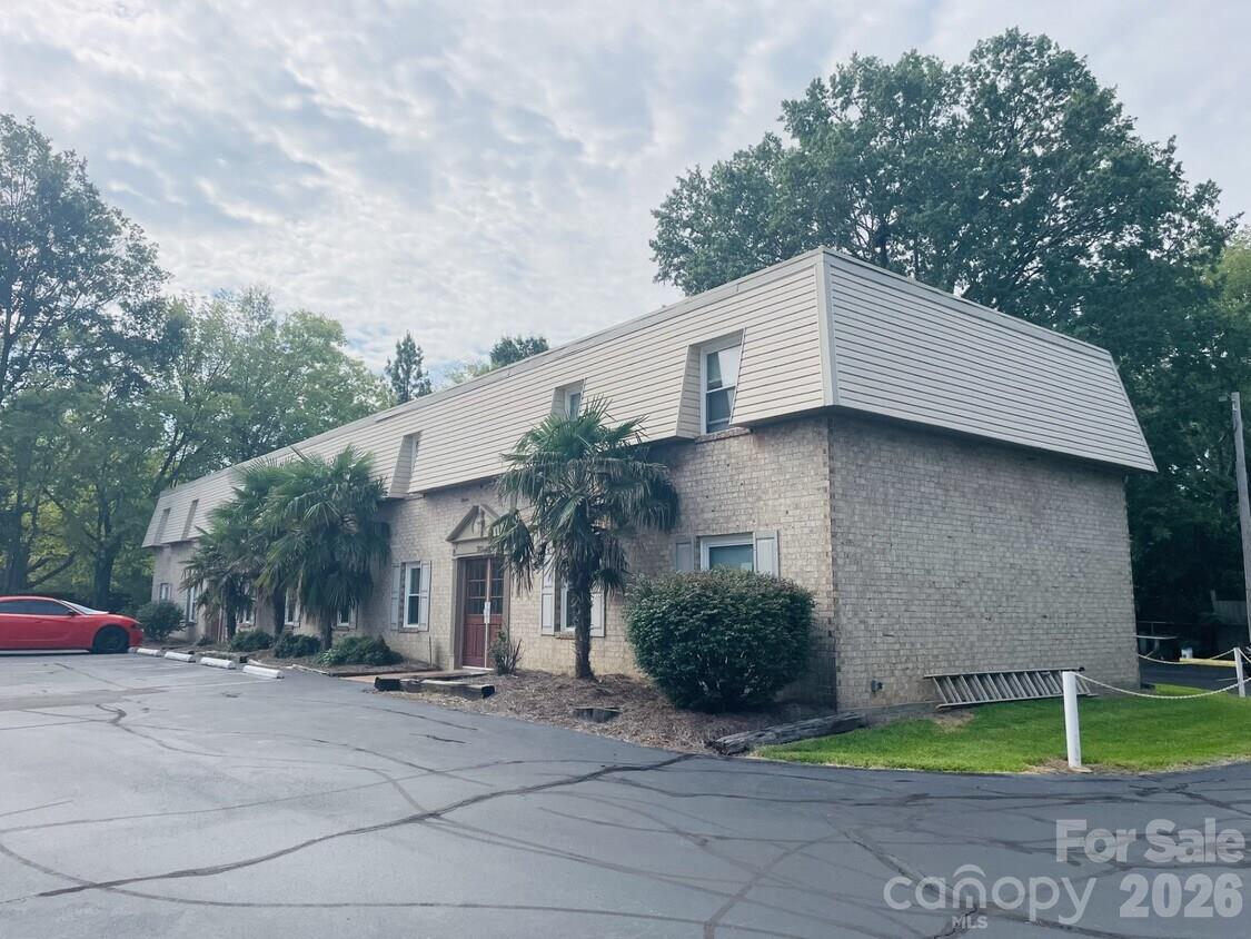 Apartment at 325 Hall Lane, Pineville, photo 2 of 7