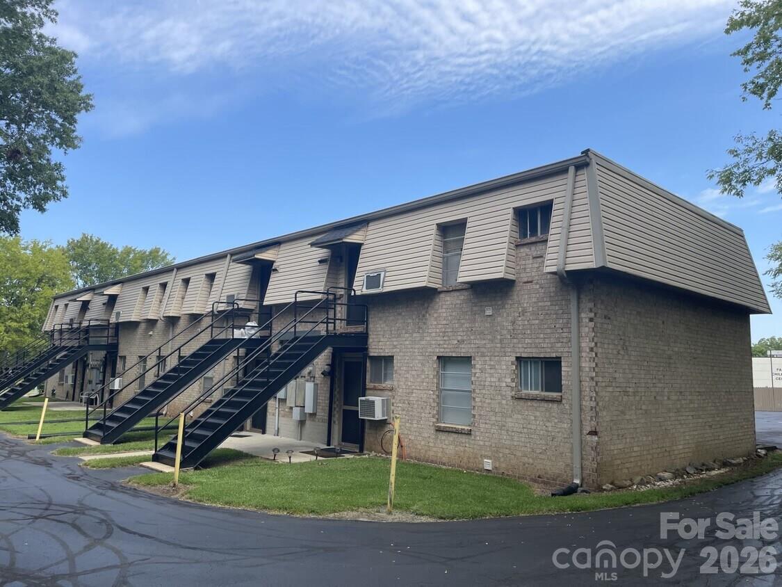 Apartment at 325 Hall Lane, Pineville, photo 3 of 7