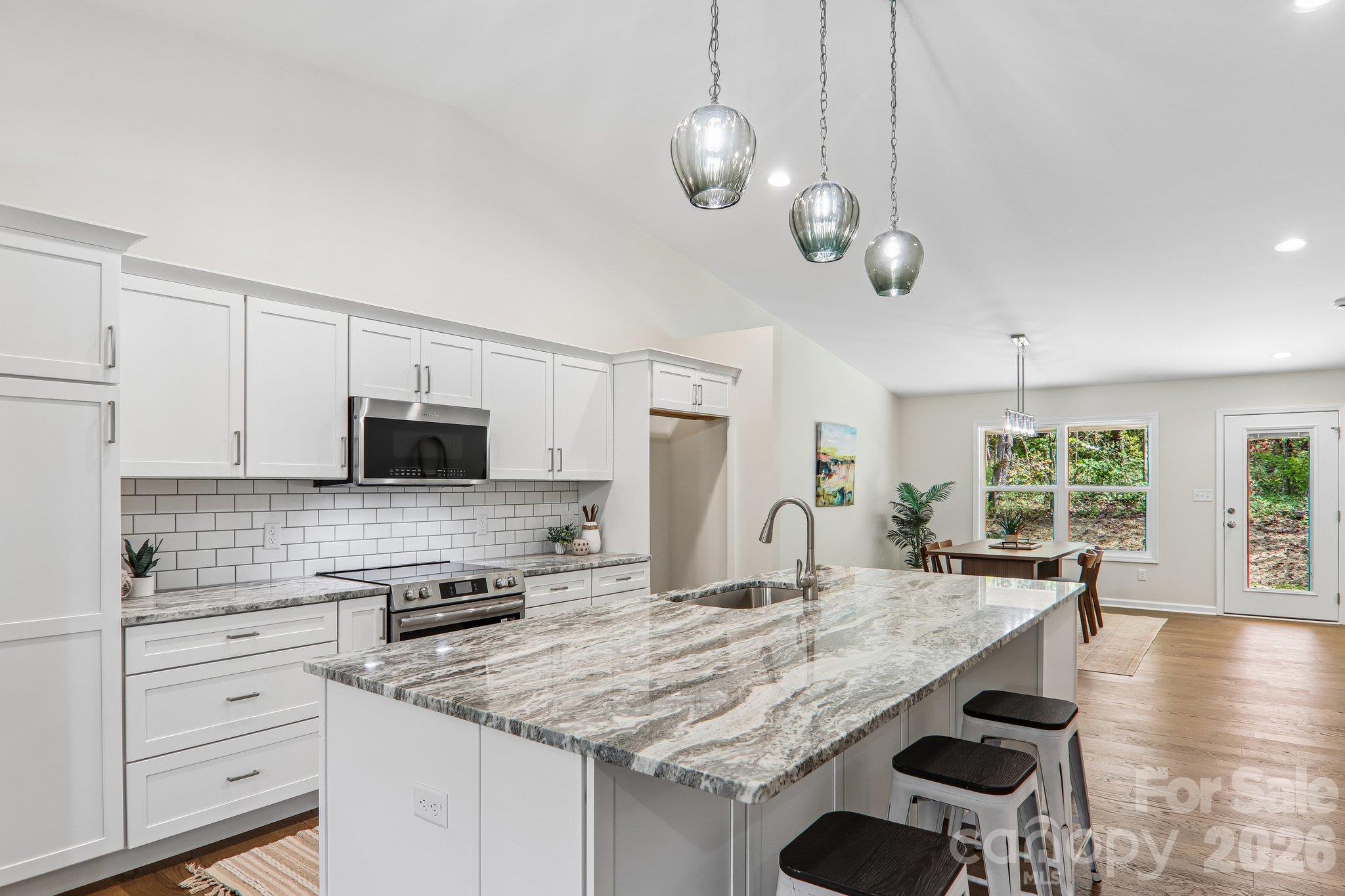 Island & breakfast bar - 129 Lincoln Ridge Drive, Candler
