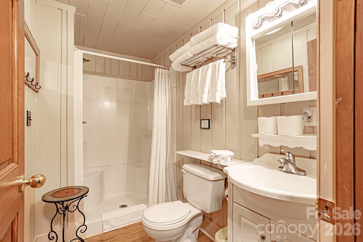Upper level full bath - 208 N West Lake Drive, Lake Lure