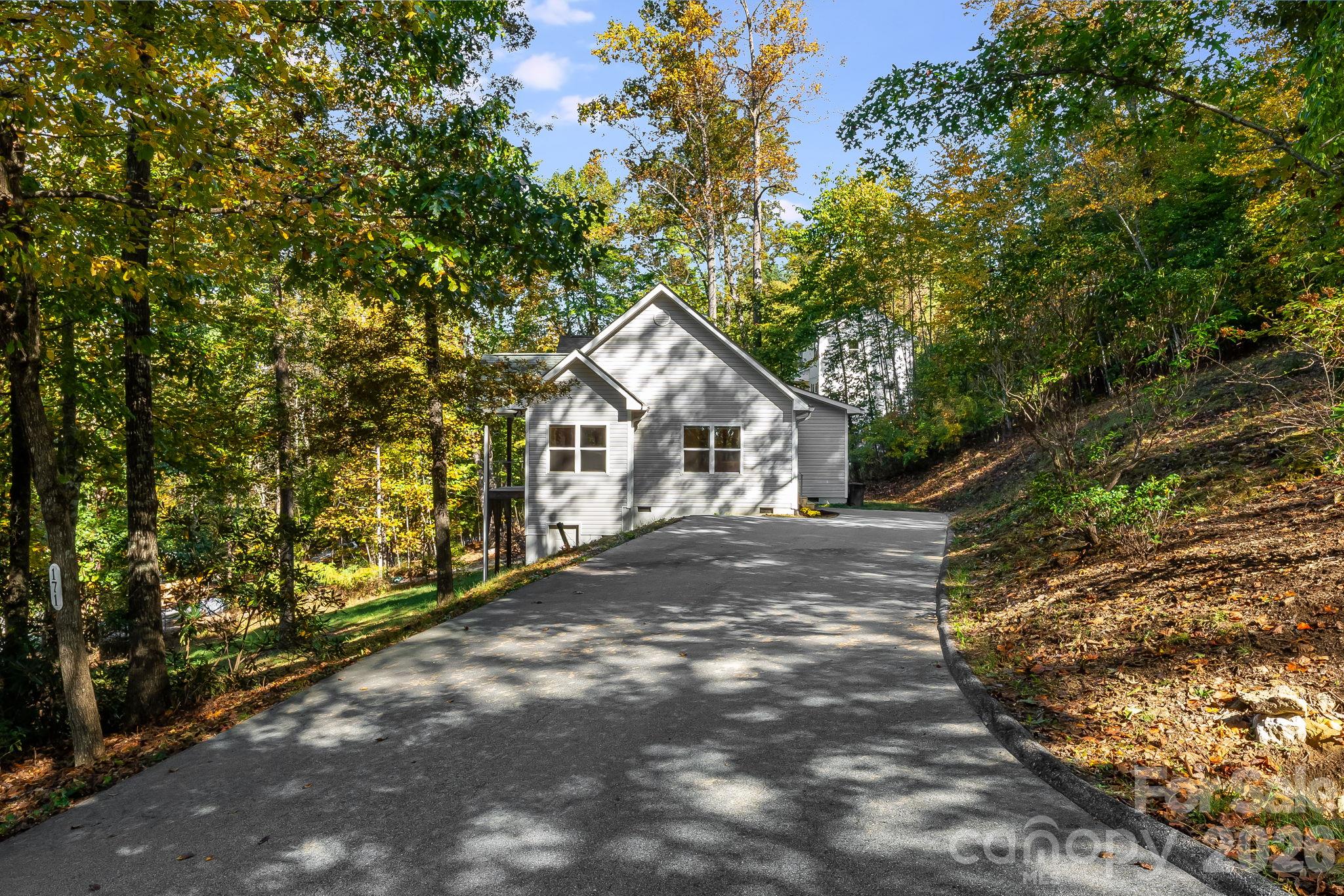 Single Family Residence at 171 Rambling Trail, Hendersonville, photo 26 of 27