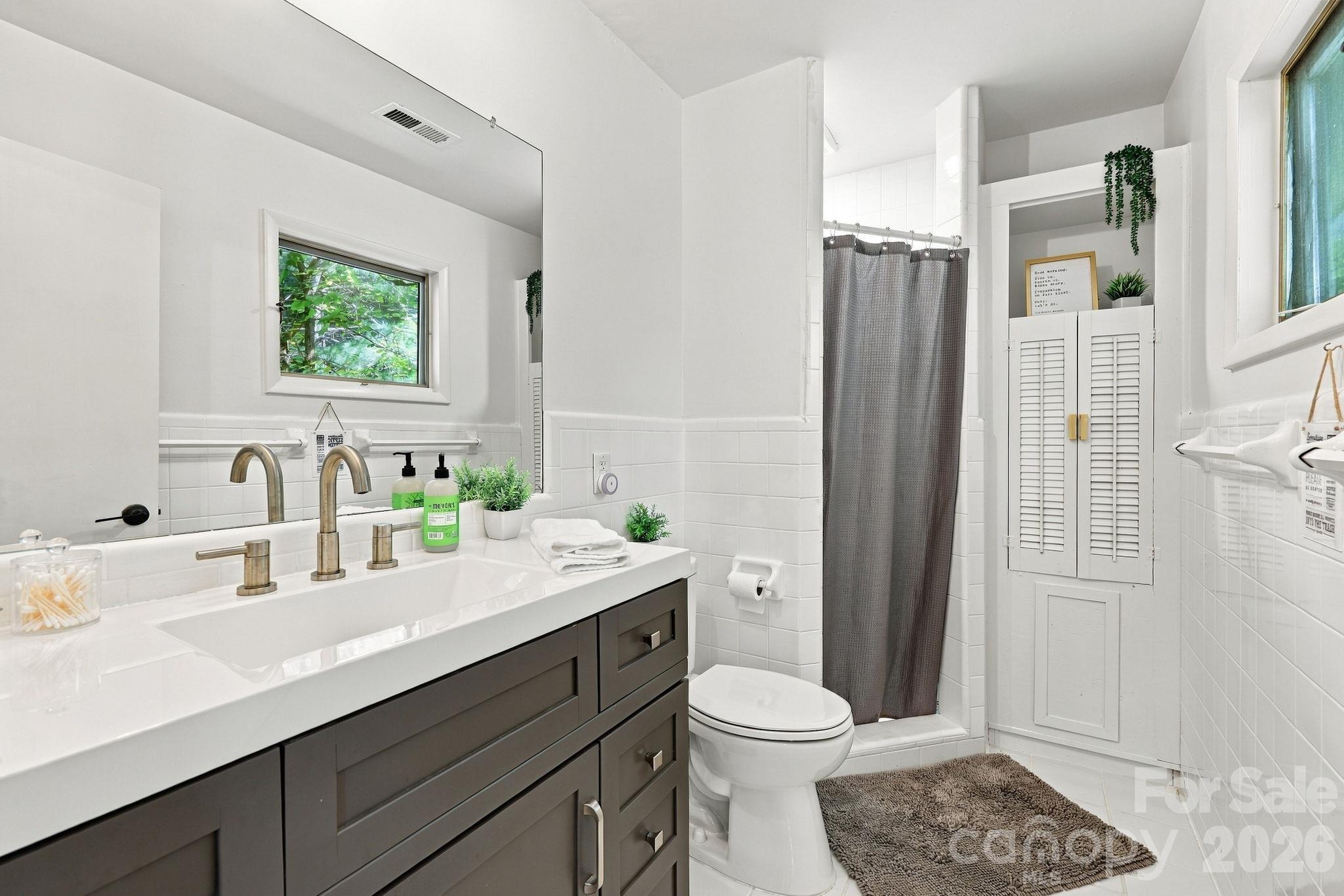 Bathroom - 109 Overlook Road, Asheville