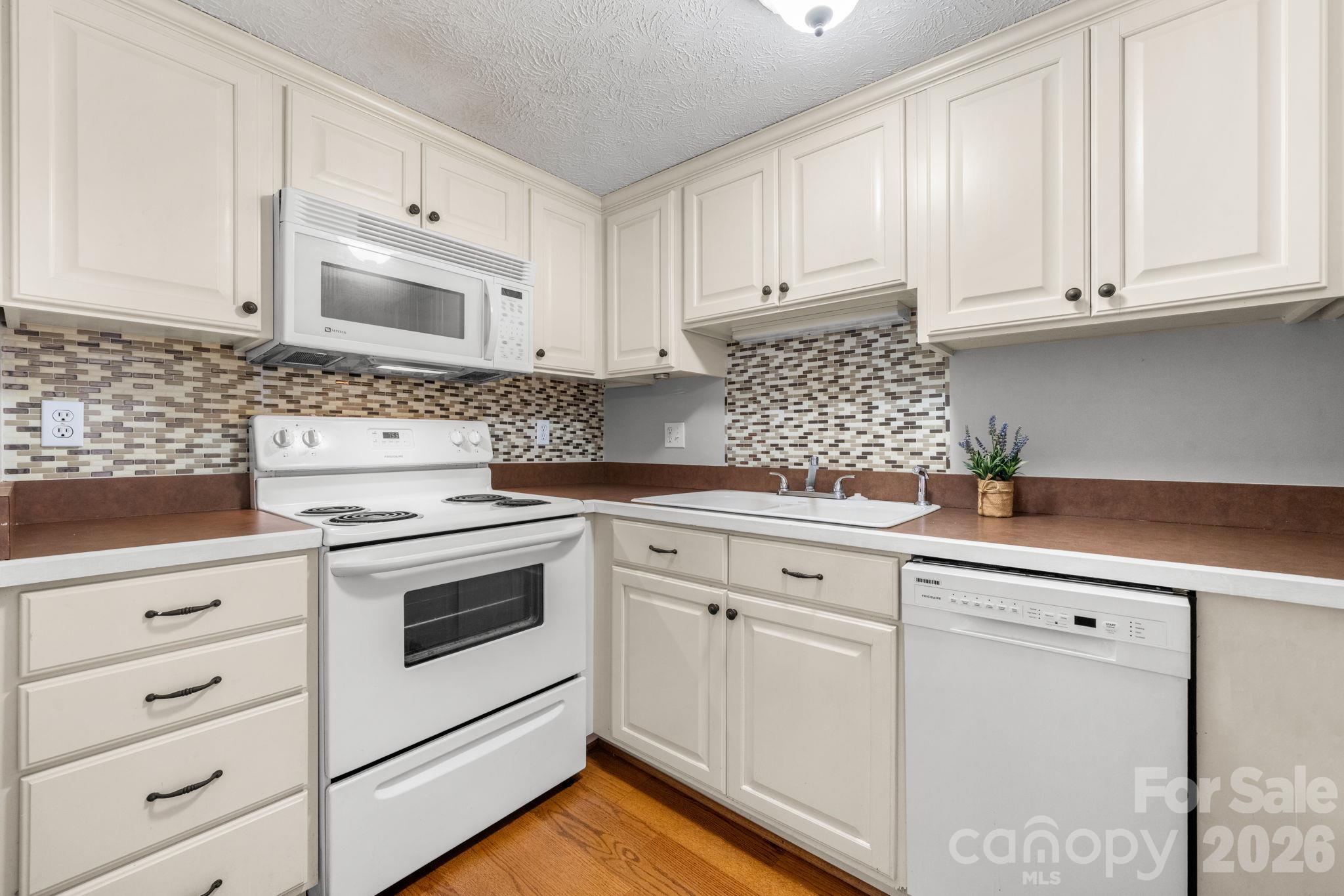 Condominium at 1050 21st Avenue NW, Hickory, photo 11 of 27