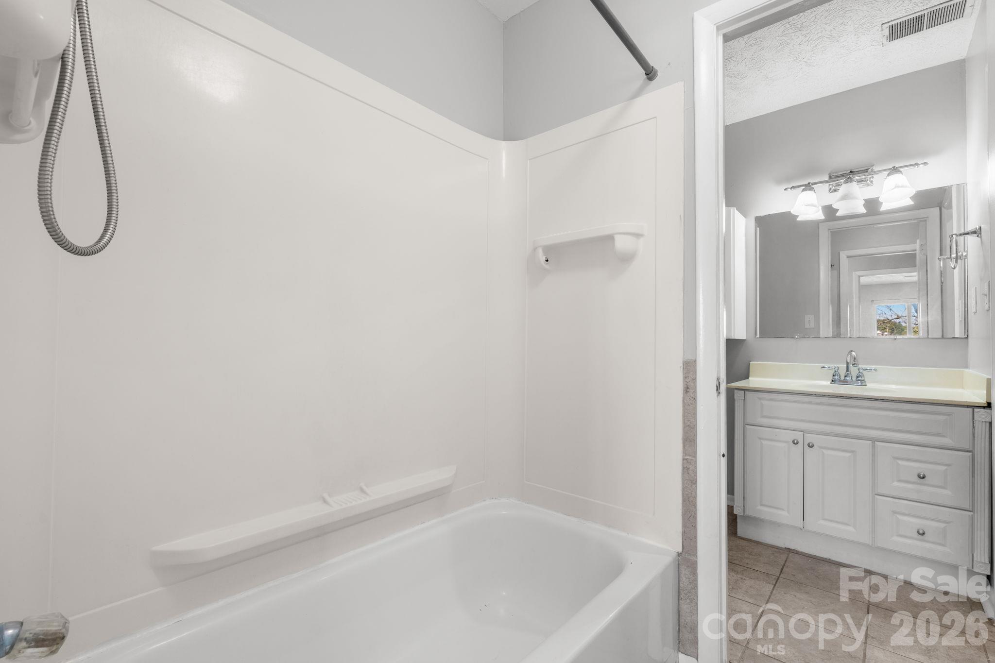 Condominium at 1050 21st Avenue NW, Hickory, photo 16 of 27