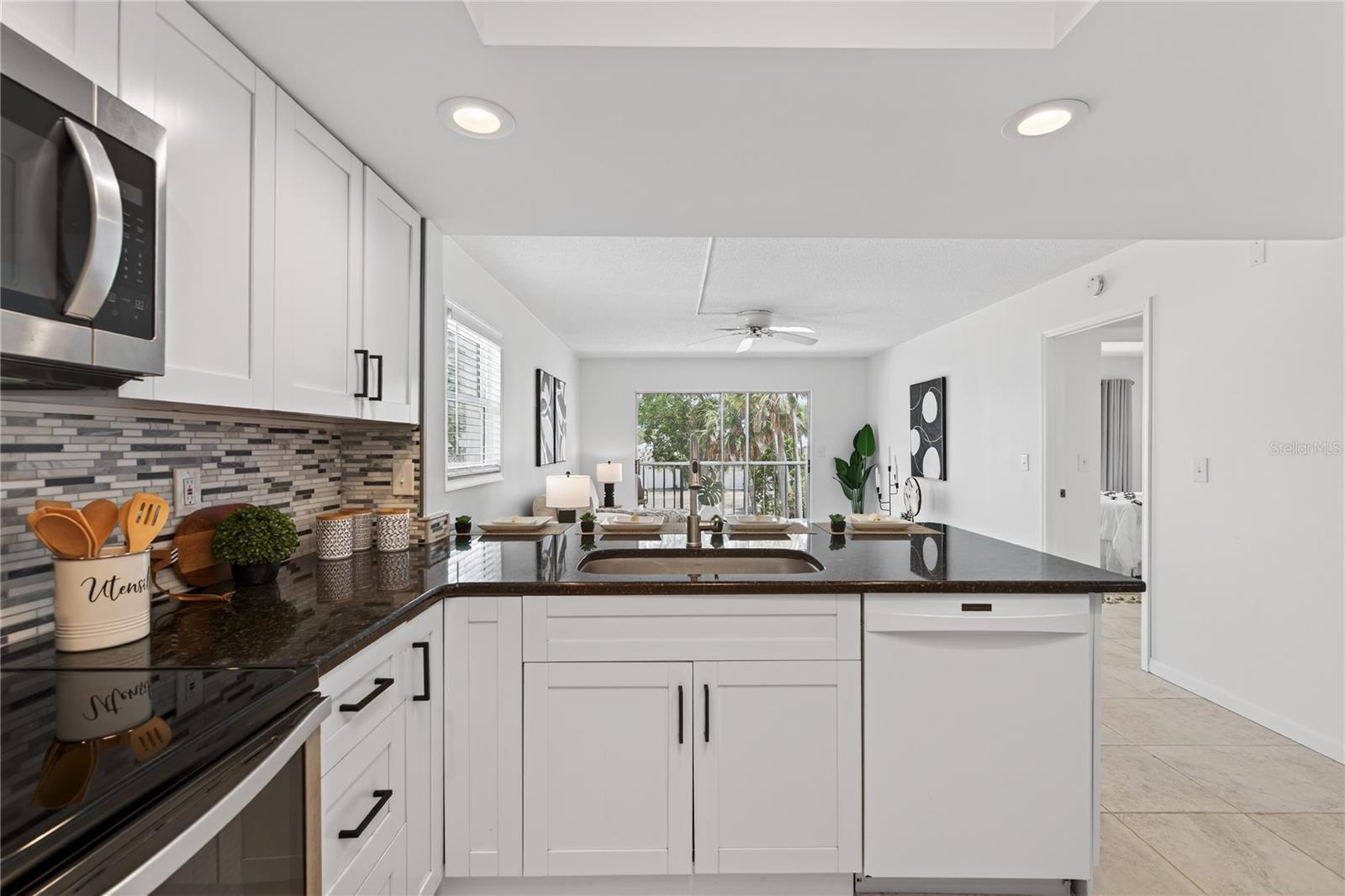 Breakfast Bar with Seating for Four - 5031 N BEACH RD #118, ENGLEWOOD
