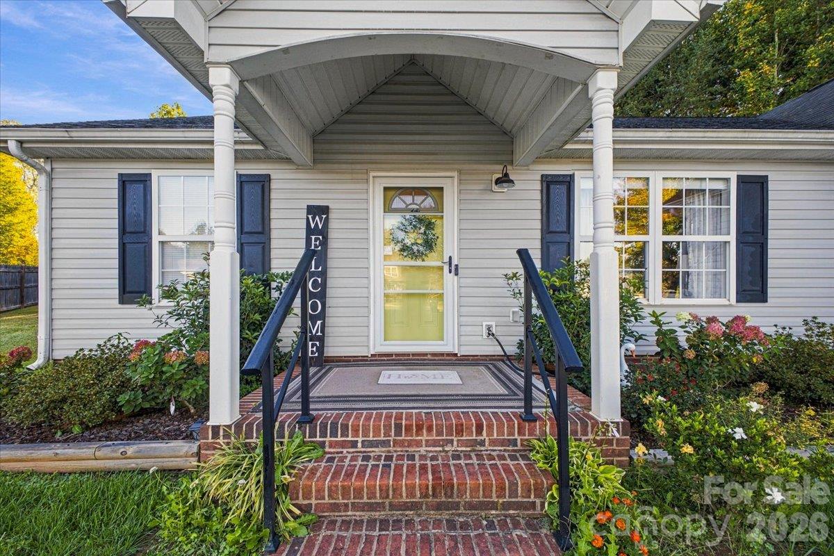 Single Family Residence at 546 Pennyfields Lane, Clover, photo 3 of 35