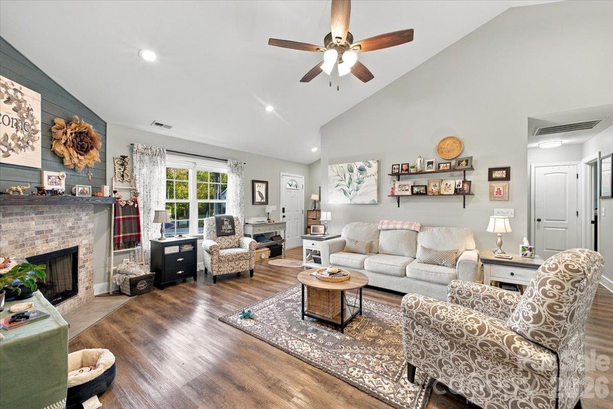 Single Family Residence at 546 Pennyfields Lane, Clover, photo 6 of 35