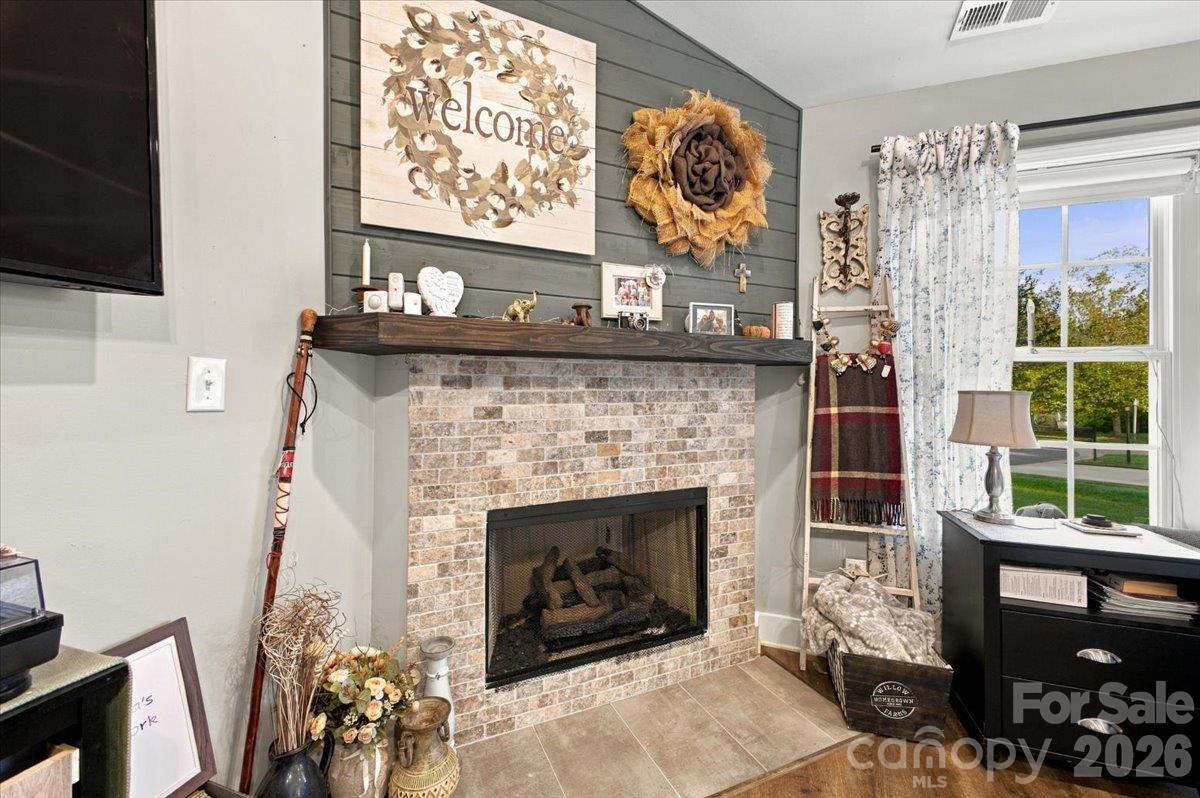 Single Family Residence at 546 Pennyfields Lane, Clover, photo 8 of 35