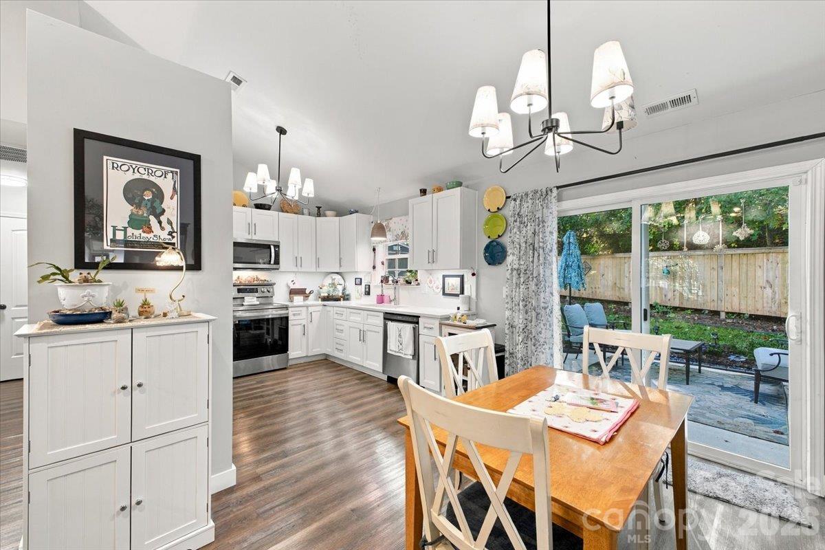 Single Family Residence at 546 Pennyfields Lane, Clover, photo 10 of 35