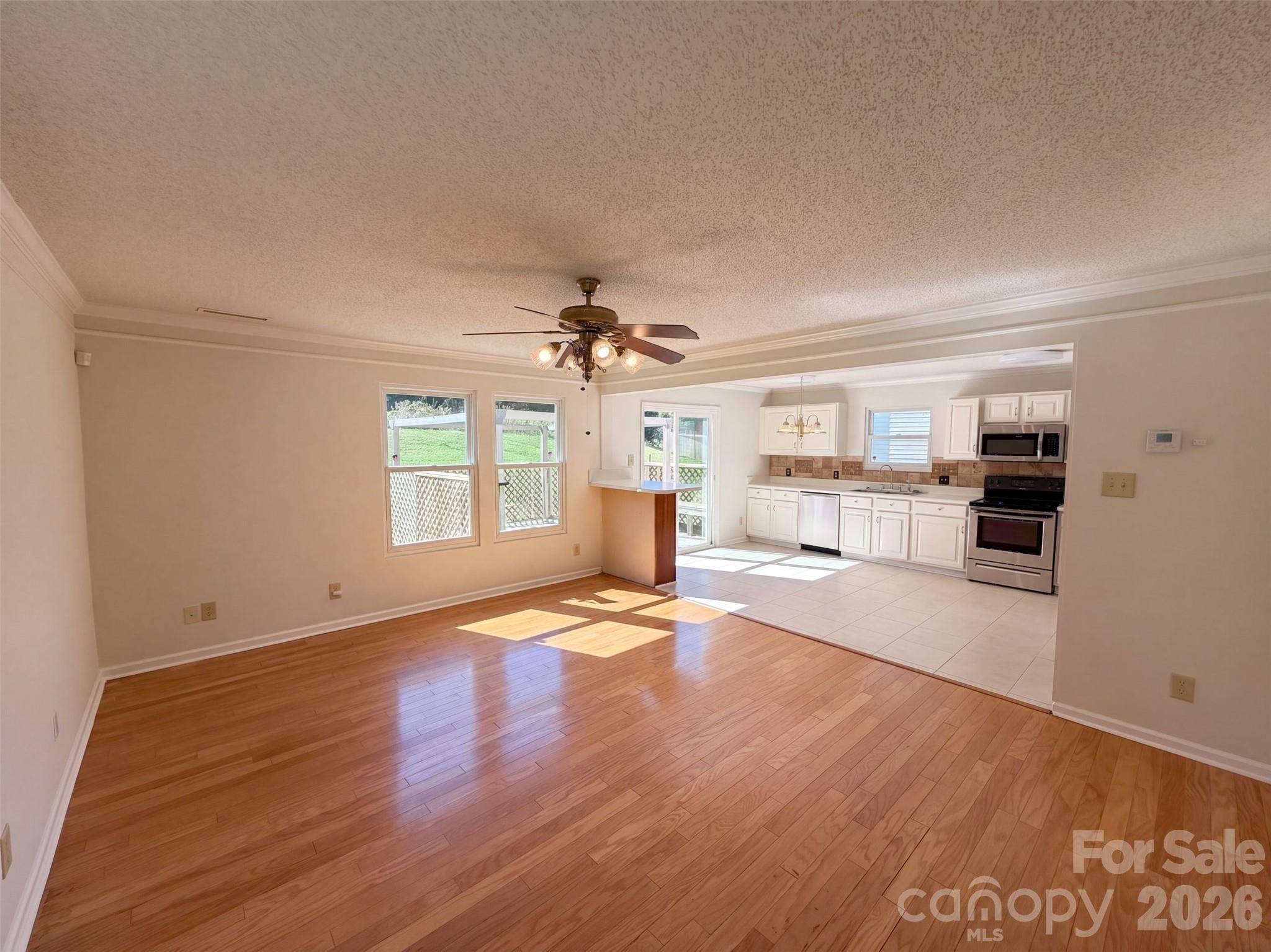 Single Family Residence at 6807 Wandering Creek Drive, Charlotte, photo 3 of 40