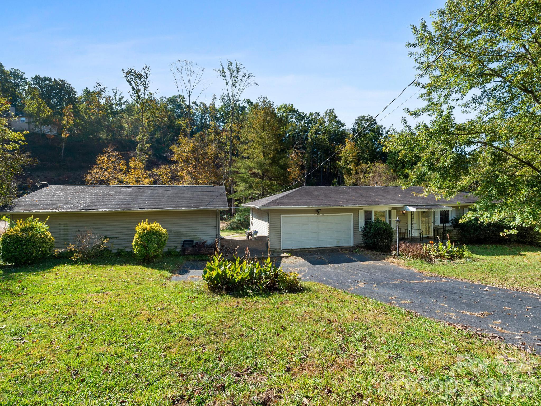 Single Family Residence at 239 Baird Cove Road, Asheville, photo 2 of 26