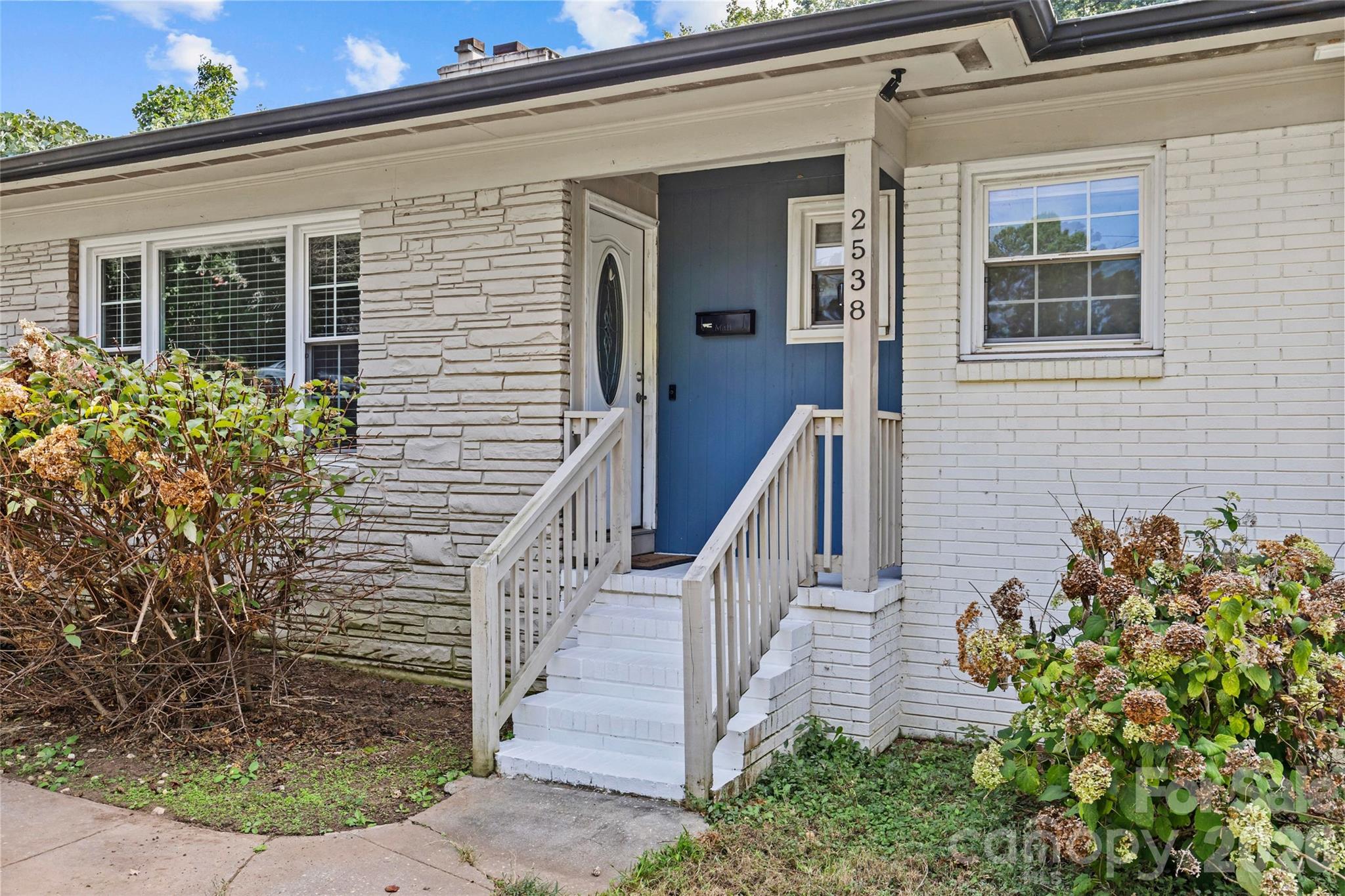 Single Family Residence at 2538 Arnold Drive E, Charlotte, photo 3 of 37